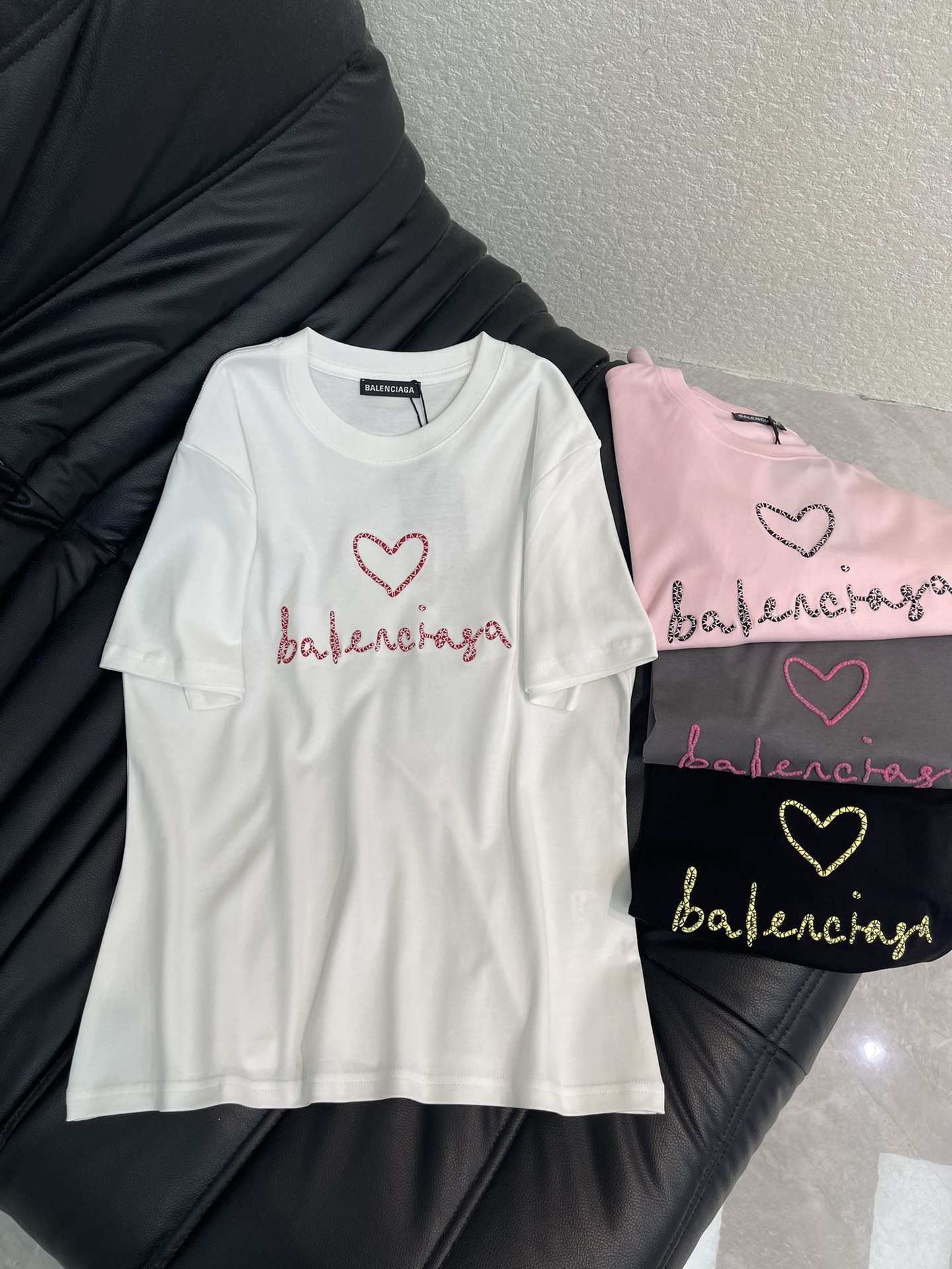 NO:730505,Balenciag*26 new spring and summer three-dimensional embroidered love letters round neck short-sleeved T-shirt is a must-have T-shirt for everyone in summer. It is full of youthful vitality in summer, it is really hard not to love it!  The entire upper body is full of playfulness for a younger girl!  Beautiful and comfortable at the same time!  It’s nice to mix and match casually!  Spot SML,,balenciaga,T-shirt,tees,t-shirt,19860909Balenciag*26春夏新款立体刺绣爱心字母圆领短袖T恤夏天人手必入的T恤.满满的夏日青春活力,真的狠难不爱啊！一整个上身就是减龄少女俏皮感十足！颜值与舒适兼具！随意搭配就很nice！现货SML,,balenciaga,T-shirt,tees，t-shirt,,Women's clothing