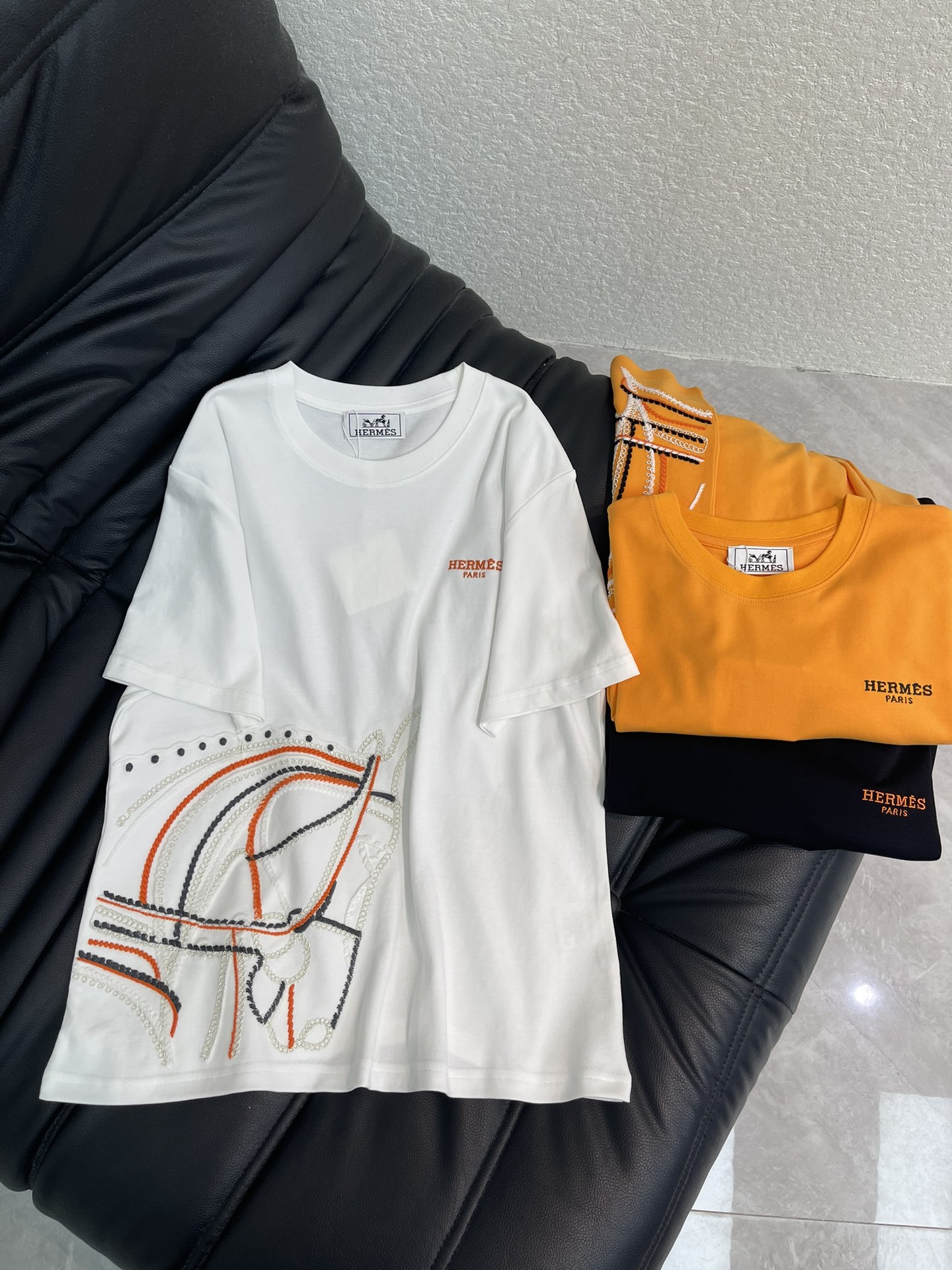 NO:730565,Her*26 new spring and summer heavy industry three-dimensional letter round neck short-sleeved T-shirt is a must-have T-shirt for everyone in summer. The logo letter mark on the chest, the abstract horse embroidery on the hem, and the orange and black three-dimensional lines are super artistic. It is full of summer youthful vitality, it is really hard not to love it!  The entire upper body is full of playfulness for a younger girl!  Beautiful and comfortable at the same time!  It’s nice to mix and match casually!  Spot SML A,,T-shirt,tees,t-shirt,19860909Her*26春夏新款重工立体刺绣字母圆领短袖T恤夏天人手必入的T恤.胸前logo字母标志,下摆抽象马匹刺绣,橙黑白立体线条超有艺术感.满满的夏日青春活力,真的狠难不爱啊！一整个上身就是减龄少女俏皮感十足！颜值与舒适兼具！随意搭配就很nice！现货SML A,,T-shirt,tees，t-shirt,,Women's clothing