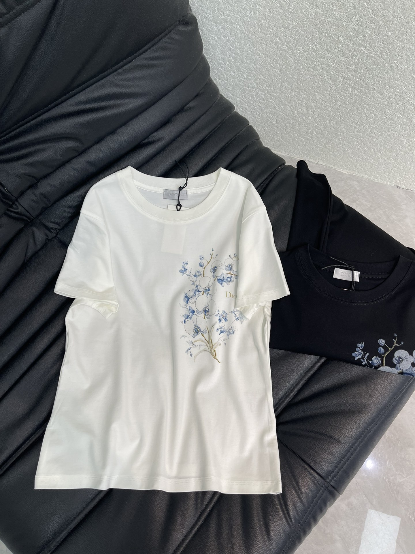 NO:730570,Dio*26 new spring and summer digital blue and white letter printed short-sleeved T-shirt, mercerized cotton fabric, slim fit, high-density fashionable sports style, every daily wear, playful and age-reducing design elements full of vitality, high quality, sizes S-XXL, dior, T-shirt, tees, t-shirt,19860909Dio*26春夏新款数码青花字母印花短袖T恤 丝光棉面料 修身版型 高密度时髦运动风 每个日常的穿搭 俏皮减龄充满元气的设计元素 高品质 尺码S-XXL,,dior,T-shirt,tees，t-shirt,,Women's clothing