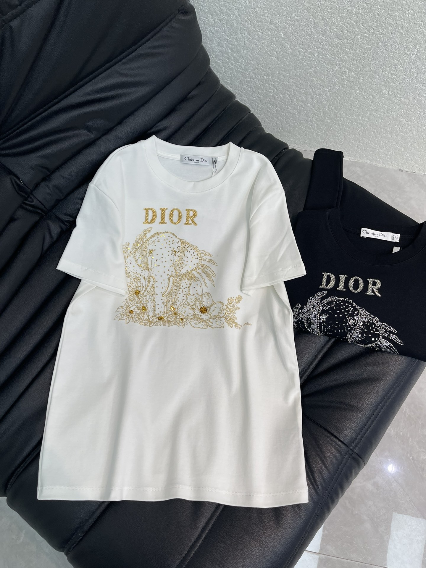 NO:731352,Dio*26 new spring and summer round neck printed beaded logo short-sleeved T-shirt!  Customized twill cotton material, comfortable texture, breathable, regular short-sleeved cut, slim and fashionable. Printed beading embroidery technology is used on the chest to create a golden elephant pattern and golden letter logo to strengthen the brand identity. It has a fashionable and high-end sense, is fashionable and relaxed, and looks stylish when worn alone!  SML,,dior,T-shirt,tees,t-shirt,19860909Dio*26春夏新款圆领印花钉珠徽标短袖T恤！定制斜纹全棉材质,质感舒适,穿搭透气,常规短袖剪裁,穿搭显瘦时尚,胸前利用印花钉珠刺绣工艺,打造金色大象图案金色字母徽标,加强品牌标识度,时尚高级感立现,时髦松弛,单穿内搭都出彩时髦！SML,,dior,T-shirt,tees，t-shirt,,Women's clothing