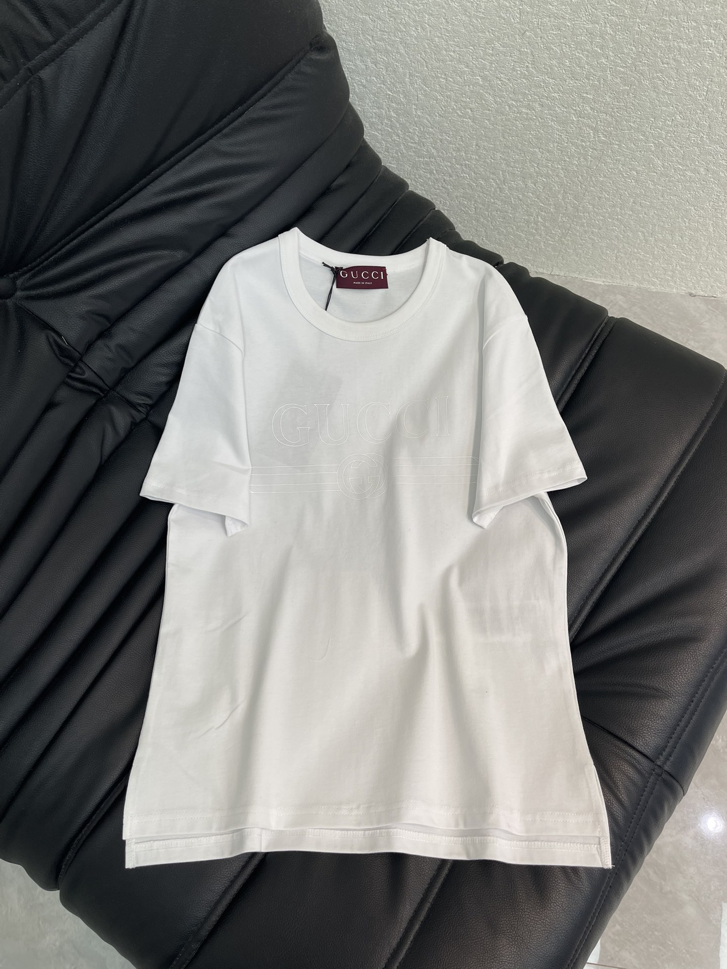 NO:731330,Gucc*26 new spring and summer letter printed short-sleeved T-shirt丨Exclusive high-end version!  The logo is presented with a minimalist three-dimensional embossing process, which reveals a luxurious texture in a low-key manner. The high-count cotton fabric is selected, with a soft and breathable touch, and a neat silhouette that is not flattering on the figure. It is a timeless and versatile item in the wardrobe. Wear it alone and it is refreshing and neat, and layered with a jacket or shirt to add more layers. It can be easily adapted to daily commuting, weekend outings and other diverse scenes, so that simple outfits can also have a high-end aura. SML,, gucci, jackets &  coats,shirts,T-shirt,tees,t-shirt,19860909Gucc*26春夏新款字母印花短袖T恤丨独家高版出品！以极简的立体压印工艺呈现标识,低调中透出奢华质感.精选高支棉面料,触感柔软透气,廓形利落不挑身材,是衣橱里永不过时的百搭单品.单穿清爽利落,叠搭夹克或衬衫更显层次,轻松适配日常通勤、周末出街等多元场景,让简约穿搭也能自带高级气场.SML,,gucci,jackets & coats,shirts,T-shirt,tees，t-shirt,,Women's clothing