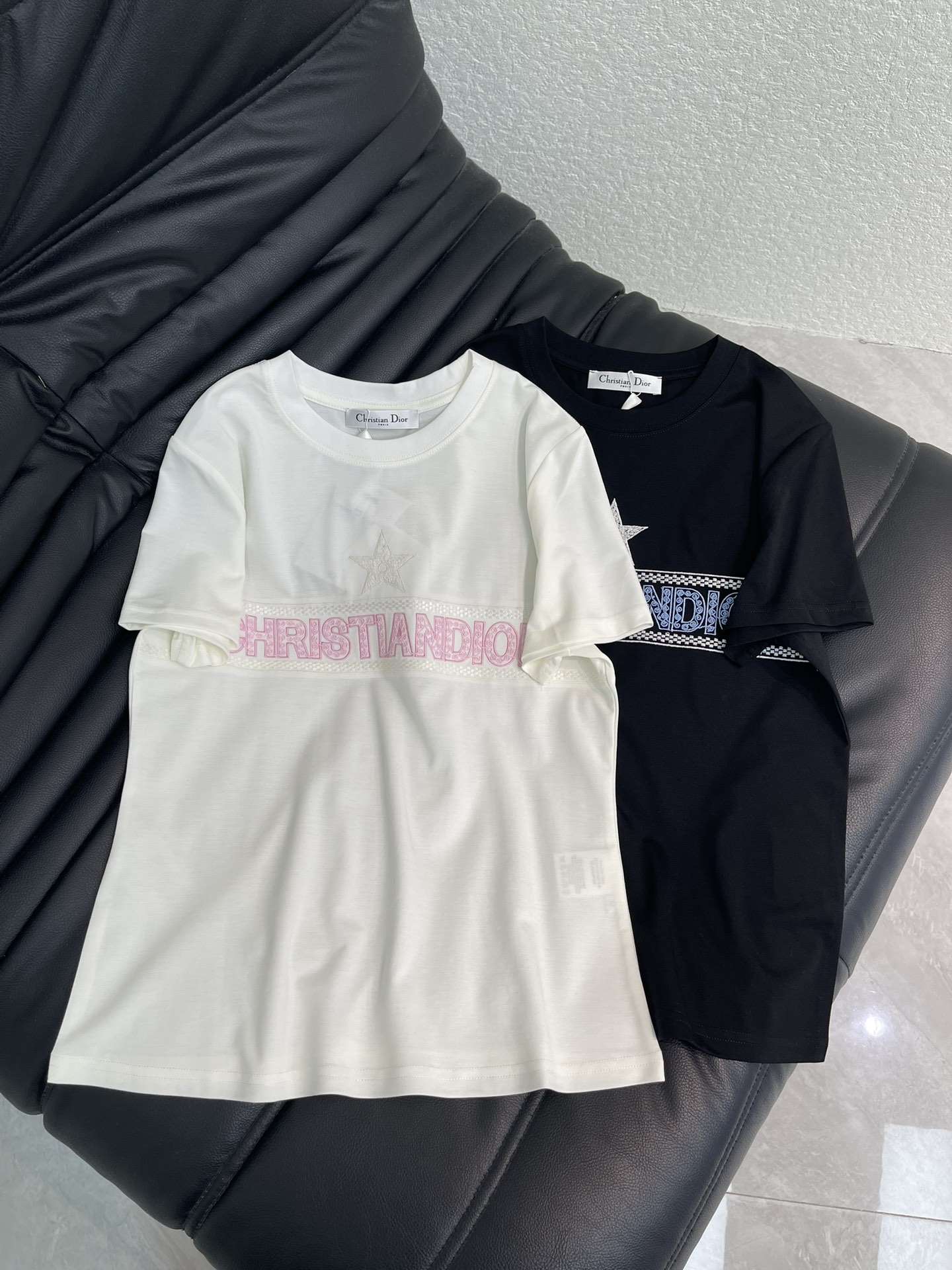 NO:730547,Dio*26春夏新款五角星刺绣字母短袖T恤.采用丝光棉面料质感柔软细腻,简约百搭,减龄气质！  The fit is slim and the effect is comfortable and beautiful!  Very suitable for summer wear. S-XXL,, dior, T-shirt, tees, t-shirt,19860909Dio*26春夏新款五角星刺绣字母短袖T恤.采用丝光棉面料质感柔软细腻,简约百搭,减龄气质！版型修身上身效果舒适好看！非常适合夏日穿着.S-XXL,,dior,T-shirt,tees，t-shirt,,Women's clothing