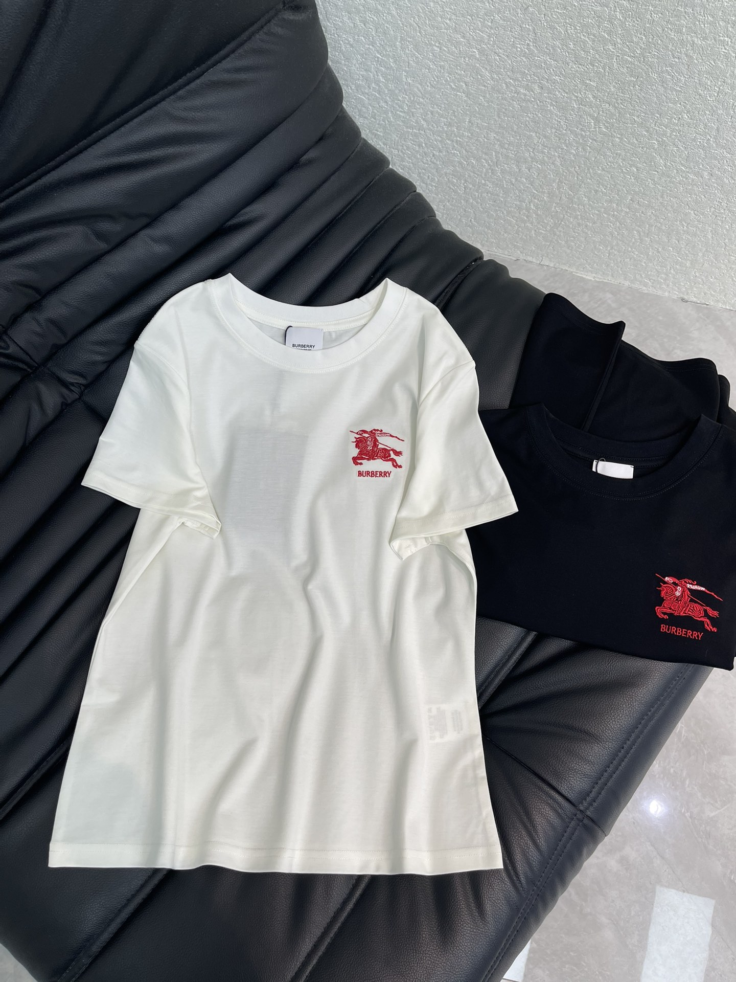 NO:730533,Burber*26 new spring and summer red label war horse embroidered round neck short-sleeved T-shirt. Made of mercerized cotton fabric, the texture is soft and delicate, simple and versatile, and has an age-reducing temperament!  The fit is slim and the effect is comfortable and beautiful!  Very suitable for summer wear. S-XXL,,burberry,T-shirt,tees,t-shirt,19860909Burber*26春夏新款红标战马刺绣圆领短袖T恤.采用丝光棉面料质感柔软细腻,简约百搭,减龄气质！版型修身上身效果舒适好看！非常适合夏日穿着.S-XXL,,burberry,T-shirt,tees，t-shirt,,Women's clothing