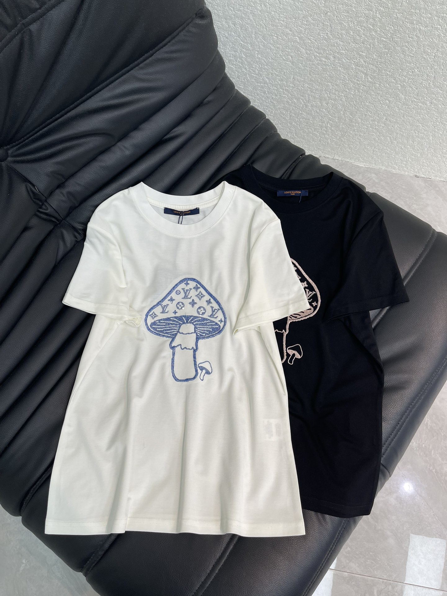 NO:730526,Louis Vuitto*26 new spring and summer new heavy-duty mushroom embroidered beaded short-sleeved T-shirt. Made of mercerized cotton fabric, the texture is soft and delicate, simple and versatile, and has an age-reducing temperament!  The fit is slim and the effect is comfortable and beautiful!  Very suitable for summer wear.S-XXL,,louis vuitton,T-shirt,tees,t-shirt,19860909Louis Vuitto*26春夏新款重工蘑菇刺绣珠片短袖T恤.采用丝光棉面料质感柔软细腻,简约百搭,减龄气质！版型修身上身效果舒适好看！非常适合夏日穿着.S-XXL,,louis vuitton,T-shirt,tees，t-shirt,,Women's clothing