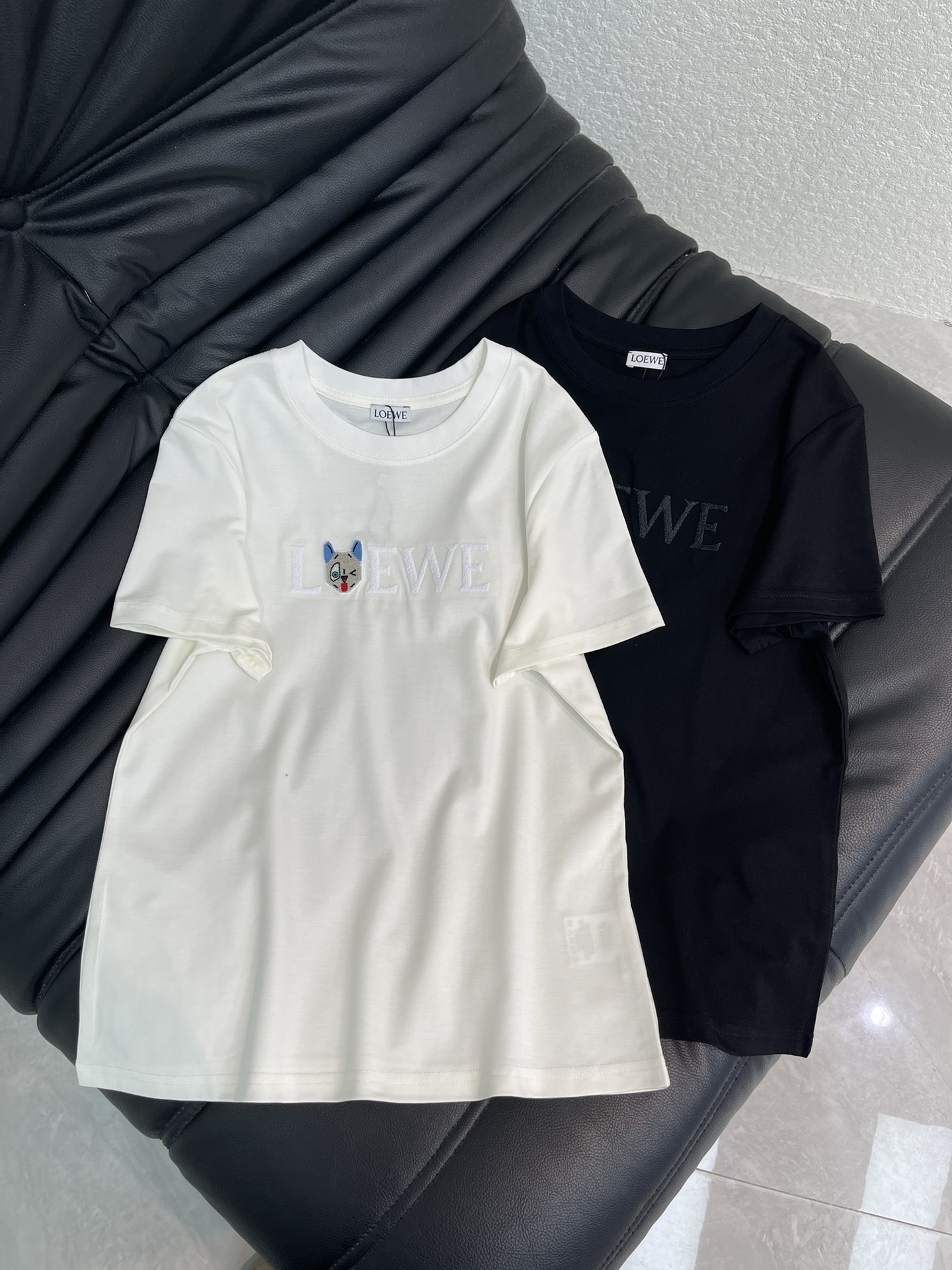 NO:730518,Loew*26 new spring and summer new toothbrush embroidered machine cat head embroidered round neck short-sleeved T-shirt. Made of mercerized cotton fabric, the texture is soft and delicate, simple and versatile, and has an age-reducing temperament!  The fit is slim and the effect is comfortable and beautiful!  Very suitable for summer wear.S-XXL,,loewe,T-shirt,tees,t-shirt,19860909Loew*26春夏新款牙刷绣机器猫头刺绣圆领短袖T恤.采用丝光棉面料质感柔软细腻,简约百搭,减龄气质！版型修身上身效果舒适好看！非常适合夏日穿着.S-XXL,,loewe,T-shirt,tees，t-shirt,,Women's clothing