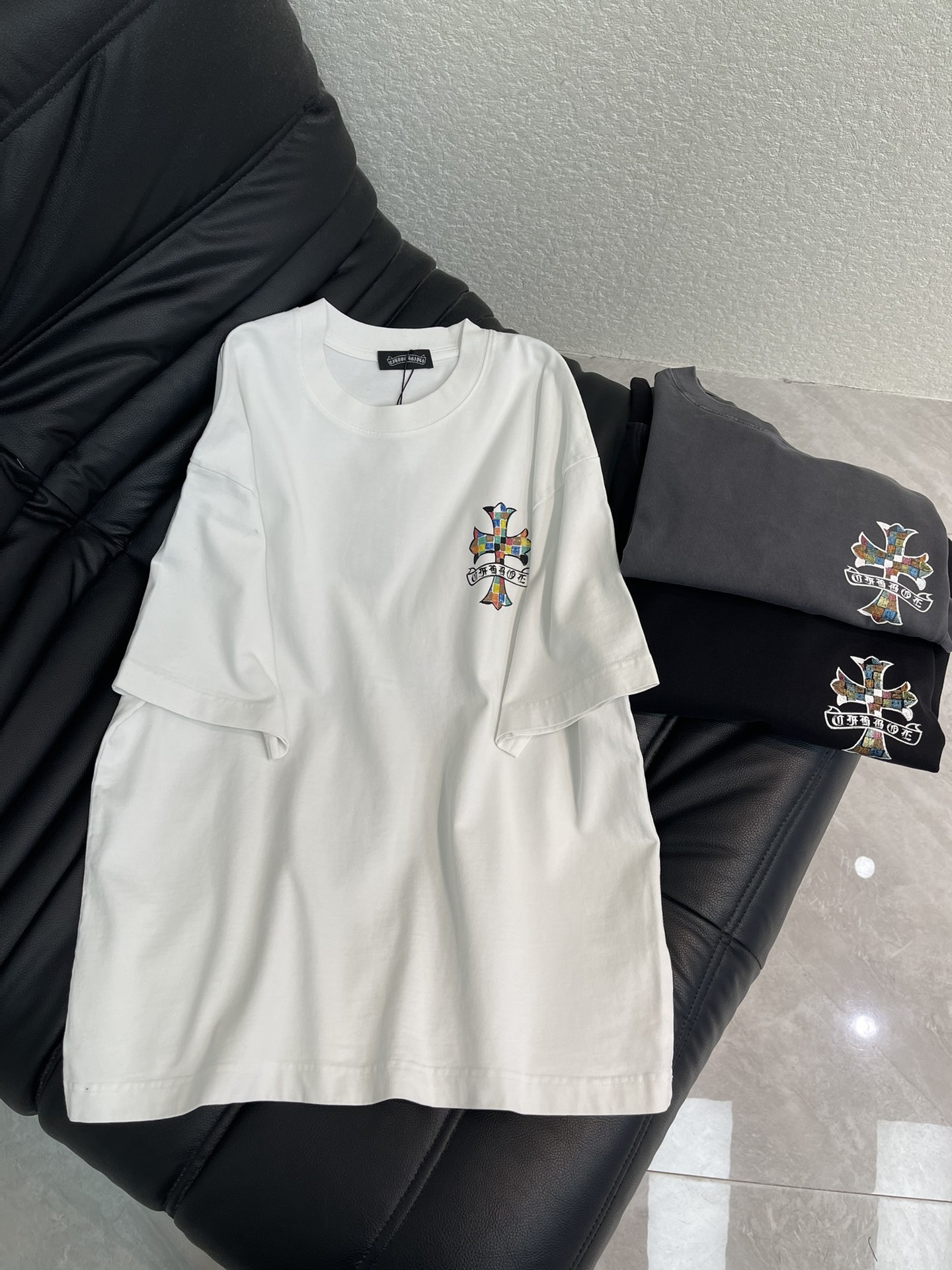 NO:731359,Chrome heart* Chrome heart 26 new color cross printed short-sleeved T-shirt. Pure cotton fabric!  The printed patterns on the chest and back show off the cool and handsome street trend!  The upper body turns into a killer from behind in one second!  Show off your spontaneity and exude a lively and youthful atmosphere!  Extreme wandering and free travel with concave shape. No one is more handsome than you!  It’s a very fashionable style that can be worn casually. It’s guaranteed to have a 100% chance of returning your attention when you go out on the street!  Same style for men and women!  S-XL A,,chrome hearts,chrome hearts,T-shirt,tees,t-shirt,19860909Chrome heart*克罗心26新款彩色十字架印花短袖T恤.纯棉面料！胸前和背后印花图案好尽显酷炫帅气的街头潮流！上身一秒变背影杀手！展现随性不羁的同时洋溢活泼青春的气息！极度的徜徉与自由出行凹造型 没人比你更帅气！随意搭配就很潮的一款,出街保证你回头率百分百哦！ 男女同款！S-XL A,,chrome hearts,chrome hearts,T-shirt,tees，t-shirt,,Women's clothing