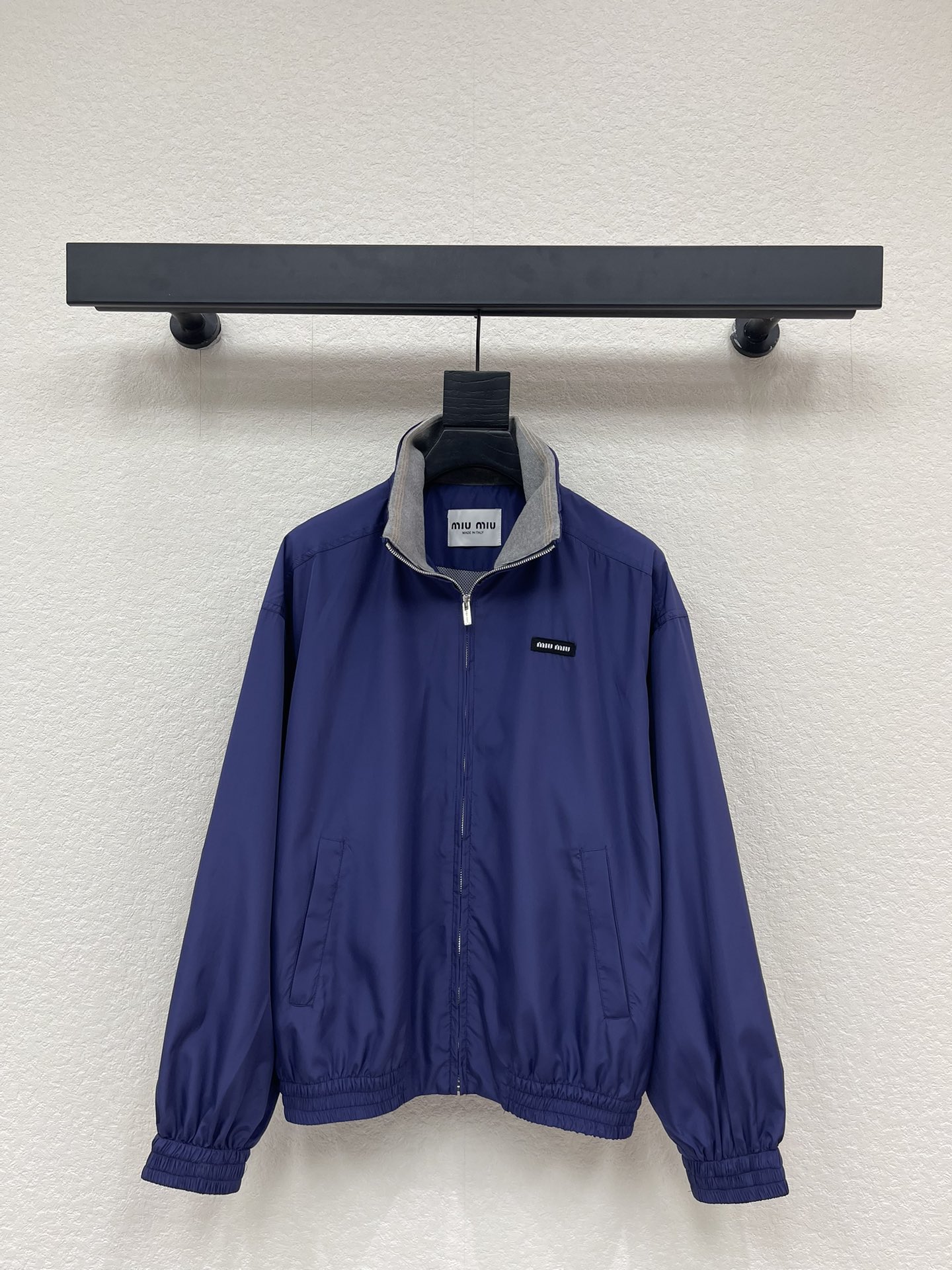 NO:730525,Miumi*26 new early spring purple stand-up collar jacket. Made of lightweight waterproof and windproof nylon fabric, it can be easily used for daily commuting or short trips. The contrasting color design on the collar and the logo embellishment on the chest give the basic jacket a bit of the brand's iconic sweet and cool girl feel. Pair it with a white shirt + short skirt to create a missing bottom, or pair it with jeans and dad shoes for a casual sports style. It can be easily styled. SML,,miumiu,skirts,jeans,jackets &  coats,jackets & coats,shirts,19860909Miumi*26早春新款紫调立领夹克外套.采用轻量防水防风尼龙面料,日常通勤或短途出游都能轻松应对.领口撞色设计和胸前的logo点缀,让基础款冲锋衣多了几分品牌标志性的甜酷少女感.内搭白衬衫+短裙打造下衣失踪,或是搭配牛仔裤+老爹鞋走休闲运动风,都能轻松拿捏.SML,,miumiu,skirts,jeans,jackets & coats,jackets & coats,shirts,,Women's clothing