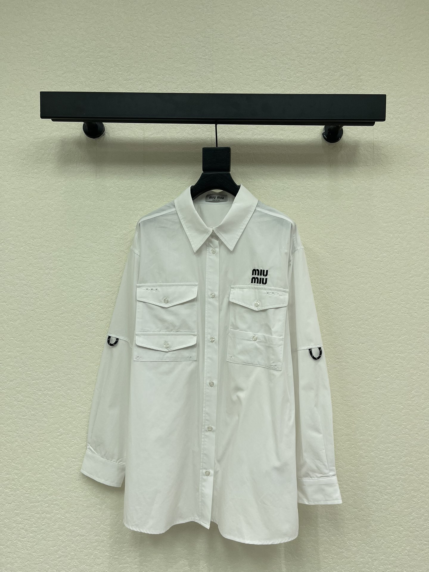 NO:731344,Miumi*26 early spring new style large pocket workwear style loose shirt skirt丨exclusively developed by yb!  Top quality production!  Based on the classic white shirt, it combines workwear-style large pockets with a loose silhouette, perfectly balancing minimalism and spontaneity. The crisp cotton fabric has a sinewy feel, with adjustable sleeve loops and mini logo embroidery on the chest. It reveals exquisite details in the relaxed and casual style. It is a versatile item for creating multiple styles in early spring. SML AA,,miumiu,skirts,shirts,19860909Miumi*26早春新款大口袋工装风宽松衬衫裙丨独家yb开发！顶级高版出品！以经典白衬衫为蓝本,融合工装风大口袋与宽松廓形,将极简与率性完美平衡.挺括的棉质面料自带筋骨感,搭配可调节袖袢与胸前的mini logo刺绣,在松弛随性中透出精致细节,是早春打造多风格造型的百搭单品.SML AA,,miumiu,skirts,shirts,,Women's clothing