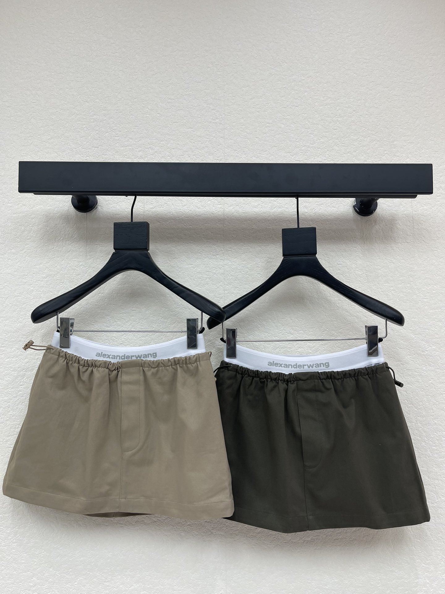 NO:737679,Alexand*r Wang Wang's 26 early spring new style elastic letter waist skirt丨exclusively developed by yb!  High quality production!  It combines street genes with a minimalist silhouette and uses matte fabric with a full sense of drape, which maintains a stiff texture while being soft and skin-friendly. The iconic wide-brimmed elastic waistband is fully printed with logos, which is not only the visual focus, but also adaptable to various body shapes; the hidden zippers and three-dimensional tailoring on the side outline neat lines.  The striped, A-line silhouette cleverly modifies the leg lines, taking into account both fashion and practical wear. Whether paired with a see-through shirt to create a cool, sweet and cool feel, or layered with a short sweatshirt to create an American relaxed atmosphere, it can easily become the finishing touch of an early spring look and is a must-have item for creating a high street mix and match style. SML  A,,alexander wang,hoodie,sweatshirts,skirts,shirts,19860909Alexand*r Wang 大王26早春新款 松紧字母腰半身裙丨独家yb开发！高版出品！以极简廓形融合街头基因,选用垂坠感十足的哑光面料,在保持挺括质感的同时兼具柔软亲肤性.标志性的宽边松紧腰头印满标识,既是视觉焦点,也能适配多元身形；侧边隐藏拉链与立体剪裁,勾勒利落线条,A字版型巧妙修饰腿部线条,兼顾时髦与实穿.无论是搭配透视衬衫打造清冷甜酷感,还是与短款卫衣叠穿营造美式松弛氛围,都能轻松成为早春造型的点睛之笔,是打造高街混搭风的必备单品.SML A,,alexander wang,hoodie,sweatshirts,skirts,shirts,,Women's clothing