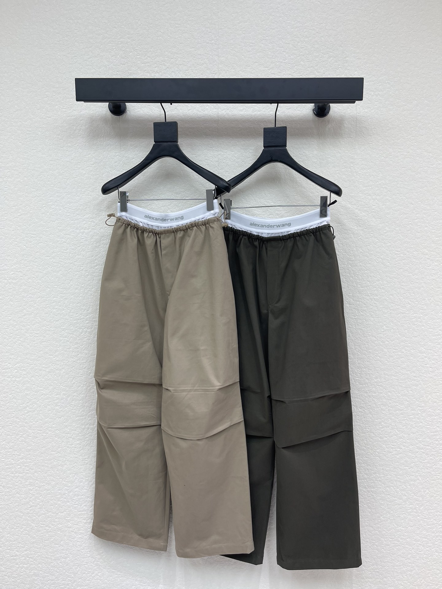 NO:737677,Alexand*r Wang's 26 early spring new style contrasting color patchwork overalls丨Exclusive high-end version!  The iconic white-edged contrast-colored waistband brightens up the overall look, and the two-tone dark brown and light khaki colors suit a variety of spring styles. Made of crisp and drapey cotton blended fabric, the loose wide-leg cut brings a lazy and relaxed feel, and the three-dimensional pleat design on the trousers enhances workwear.  With functional attributes, the drawstring waistband combines comfort and style. It can be paired with a short waistless top to create an American hottie style, or layered with a loose sweatshirt to create a casual street feel. It is a core item in the early spring wardrobe that is both recognizable and practical. SML  A,,alexander wang,hoodie,sweatshirts,19860909Alexand*r Wang 大王26早春新款撞色拼接工装裤丨独家高版出品！以标志性的白边撞色腰头点亮整体,深棕与浅卡其双色调适配多元春日风格.采用挺括垂坠的棉质混纺面料,宽松阔腿剪裁自带慵懒松弛感,裤身立体褶裥设计强化工装机能属性,抽绳腰头兼顾舒适度与造型感.可搭配短款露腰上衣打造美式辣妹风,或叠穿宽松卫衣营造随性街头感,是早春衣橱里兼具辨识度与实穿性的核心单品.SML A,,alexander wang,hoodie,sweatshirts,,Women's clothing