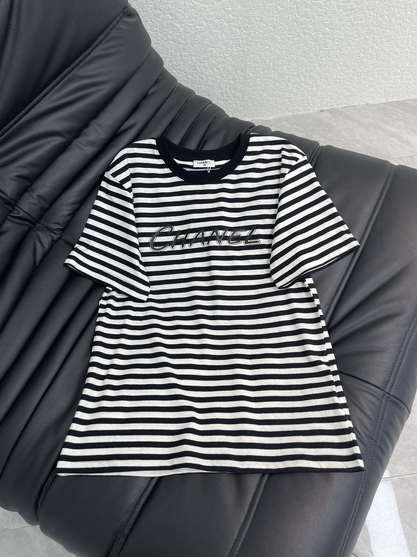 NO:732098,Chane*26 new spring and summer contrast collar striped printed letter short-sleeved T-shirt. Pure cotton fabric. High-density fashionable sports style. Every daily wear. Playful and age-reducing design elements full of vitality. High quality. Sizes SML, chanel, T-shirt, tees, t-shirt,19860909Chane*26春夏新款撞色领条纹印花字母短袖T恤 纯棉面料 高密度时髦运动风 每个日常的穿搭 俏皮减龄充满元气的设计元素 高品质 尺码SML,,chanel,T-shirt,tees，t-shirt,,Women's clothing