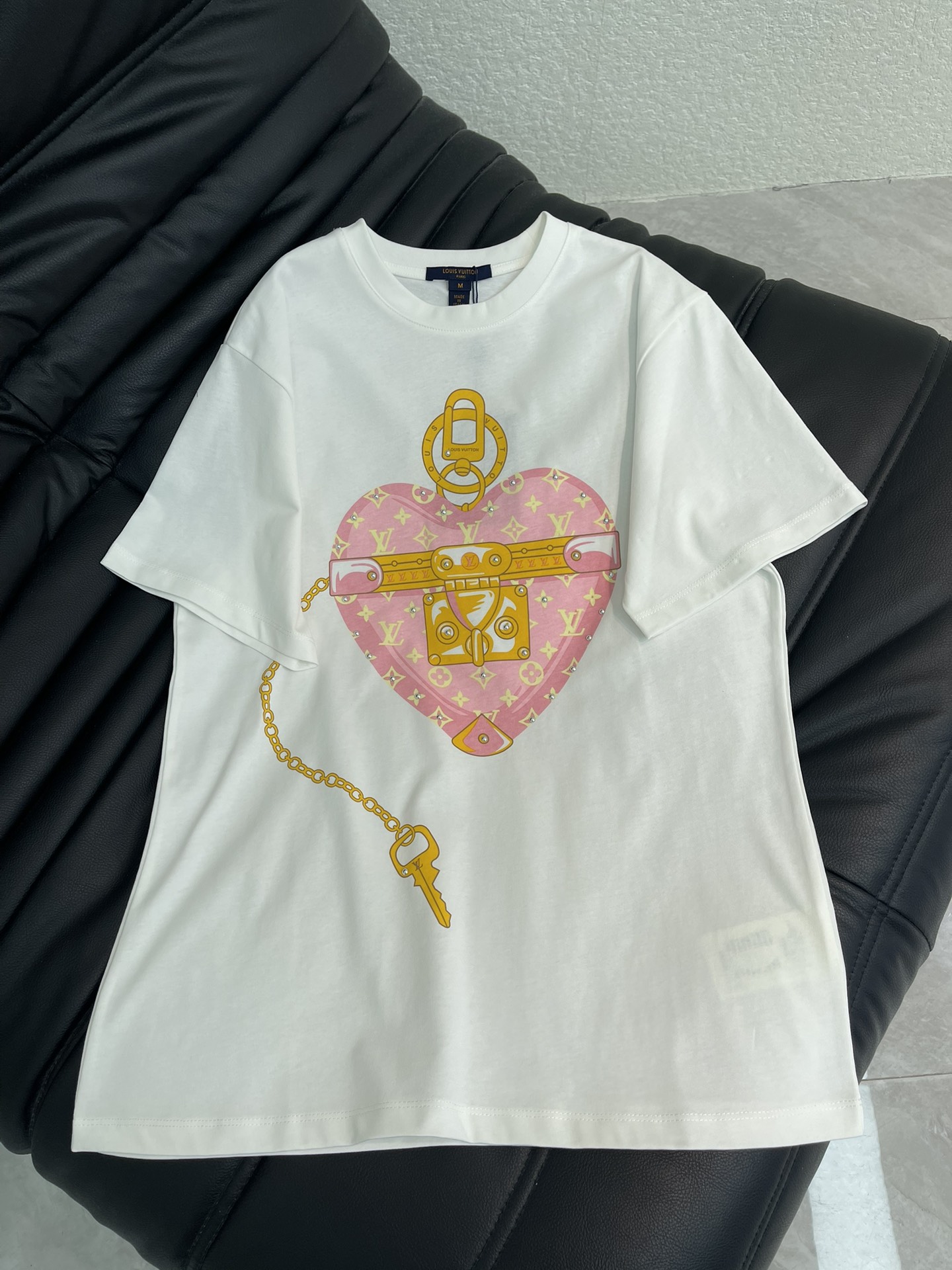 NO:731349,Louis Vuitto*26 new spring and summer beaded love printed chain short-sleeved T-shirt!  Customized pure cotton fabric, soft and comfortable, full of texture. The pink love background is printed with the iconic presbyopia pattern. It is matched with a golden lock. Hot diamond highlights on the key and chain elements. It has both a sense of romance and brand recognition. The short-sleeved round neck design is fashionable and high-end. The classic version does not flatter the upper body and makes you look slimmer!  Highly recommended casual items. SML A, Louis Vuitton, T-shirt, tees, t-shirt,19860909Louis Vuitto*26春夏新款钉珠爱心印花锁链条短袖T恤！定制纯棉面料 柔软舒适 质感十足 粉色爱心底色印满了标志性的老花图案 搭配金色的锁扣 钥匙与链条元素上烫钻亮点 兼具浪漫感与品牌辨识度 短袖圆领设计 时尚高级感立显 经典版型不挑人上身巨显瘦！强烈推荐休闲气质单品.SML A,,louis vuitton,T-shirt,tees，t-shirt,,Women's clothing