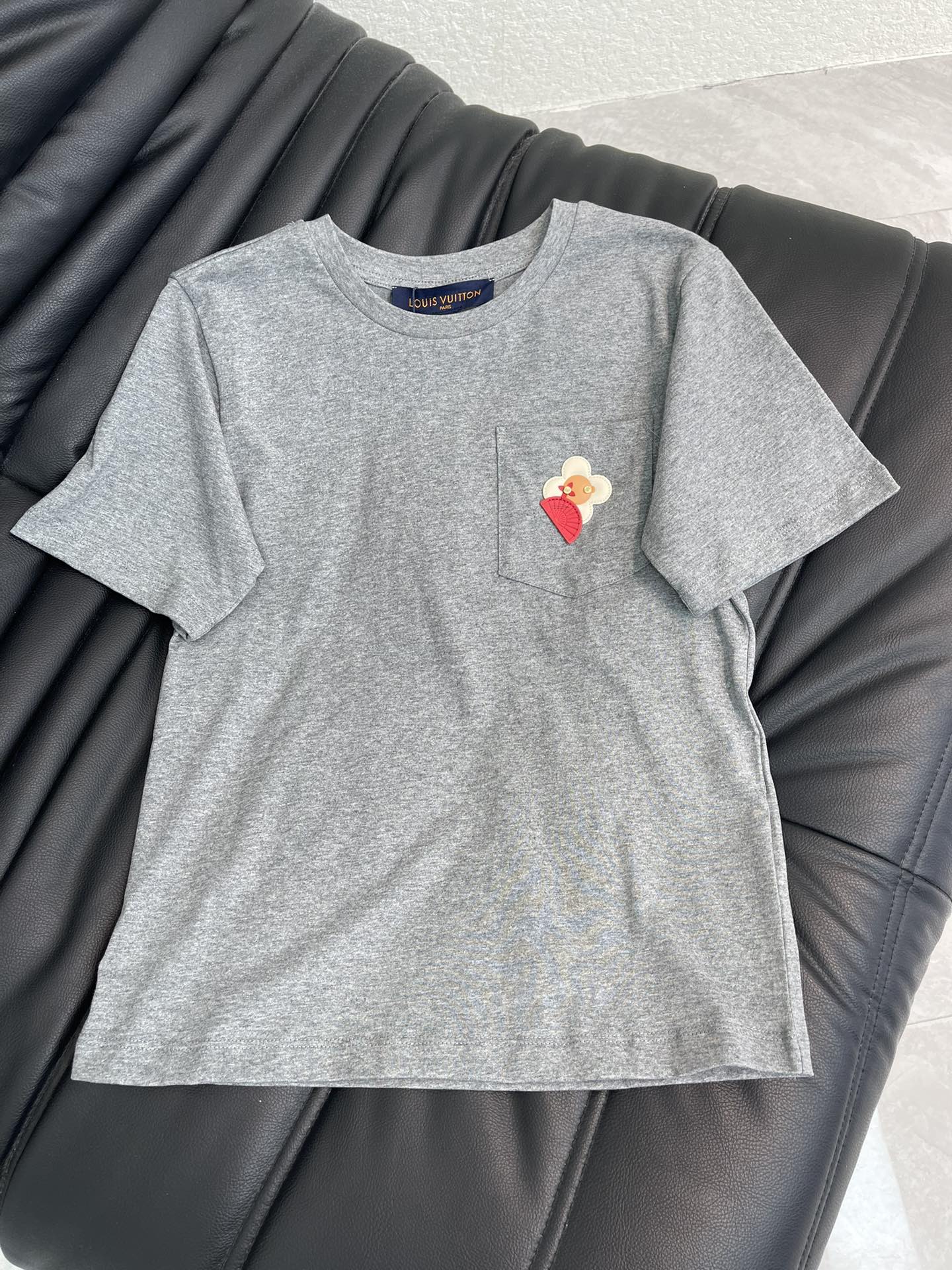 NO:730534,Louis Vuitto*26 new gray short-sleeved T-shirt, made of soft cotton fabric, comfortable and breathable to wear. Small chest pocket + red and white flower embroidery, perfect details, straight shoulder cut, suitable for various body types, simple and versatile, easy to control for daily leisure. It is practical whether worn alone or inside, easily integrated into various styles, low-key and brand-conscious. SML,, louis vuitton, T-shirt, tees, t-shirt,19860909Louis Vuitto*26新品灰色短袖T恤,柔软棉质面料,穿着舒适透气.胸前小口袋+红白花朵刺绣,细节满分,正肩剪裁,适合多种身材,简约百搭,日常休闲都能轻松驾驭.无论单穿还是内搭都很实用,轻松融入各种穿搭风格,低调又有品牌感.SML,,louis vuitton,T-shirt,tees，t-shirt,,Women's clothing