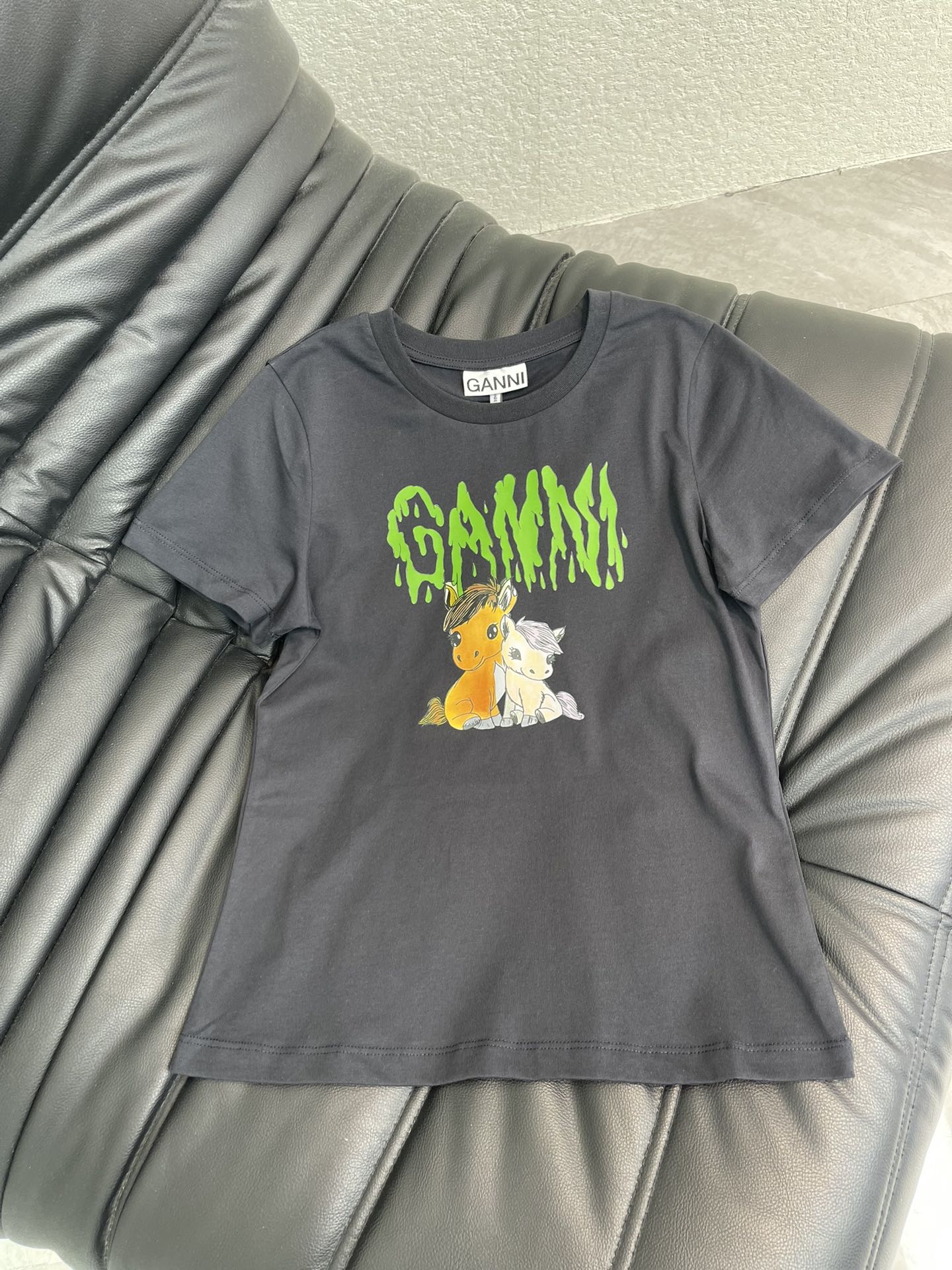 NO:730541,GANN*26 New Year of the Horse limited-edition short-sleeved T-shirt, green 'GANNI' + cartoon pony on the front, childlike and personalized!  Made of pure cotton, it is super comfortable to wear and can be worn casually in daily life. Whether worn with jeans or short skirts, it can easily switch between casual or street style, fashionable and versatile!  SML A,,skirts,jeans,T-shirt,tees,t-shirt,19860909GANN*26新品马年限定短袖T恤,正面绿色'GANNI”+卡通小马,童趣又有个性！纯棉材质,穿着超舒适,日常随便搭都OK~无论配牛仔裤还是短裙,轻松切换休闲or街头风,时髦又百搭！SML A,,skirts,jeans,T-shirt,tees，t-shirt,,Women's clothing