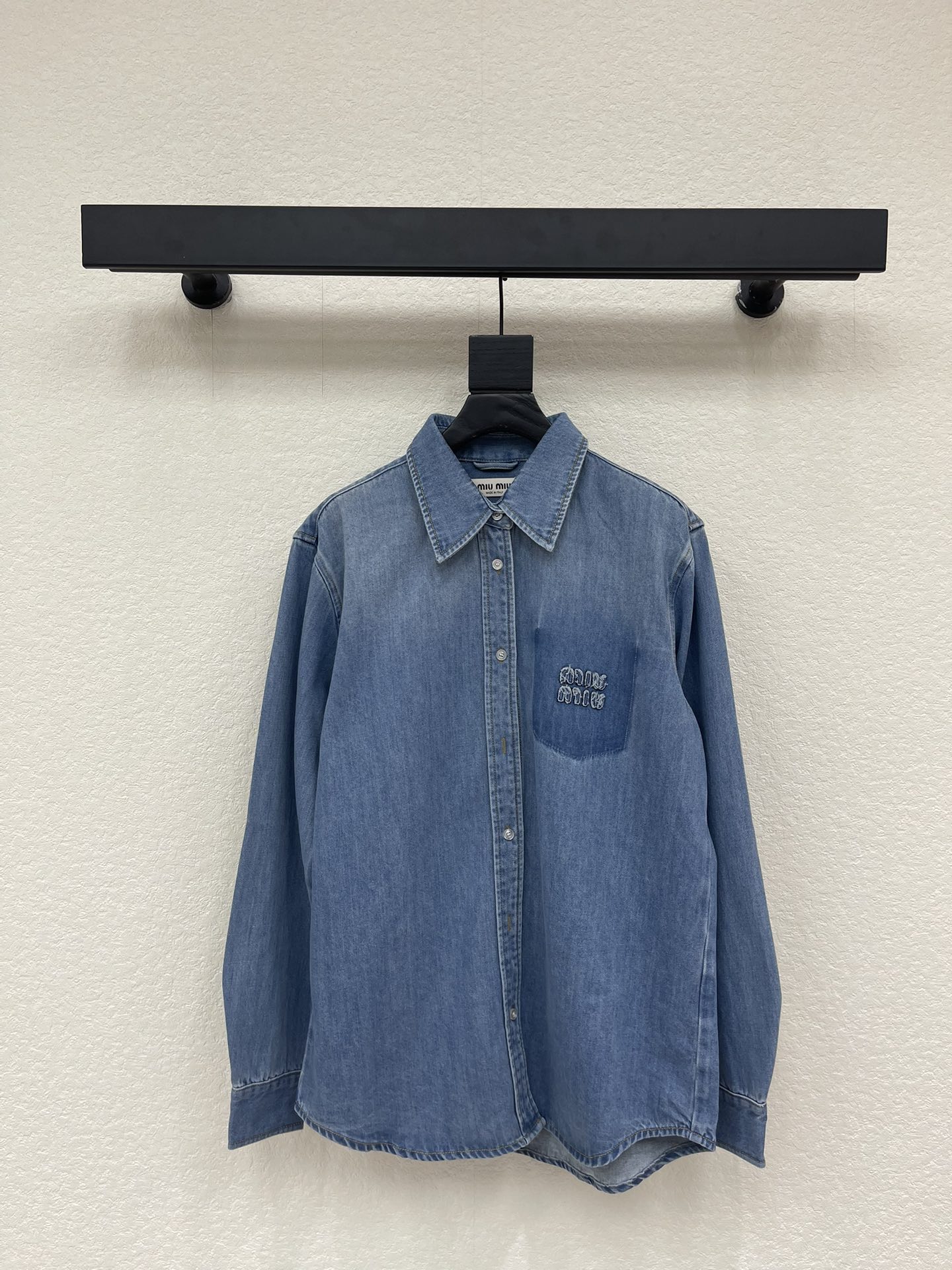 NO:731335,Miumi*26 early autumn new style patch letter logo embroidered denim shirt. Customized denim fabric with retro wash color. A whole fashionable look~ Different outfits can bring out different styles. Fashionable and textured, you can also be young and playful, handsome and dashing. The overall silhouette is clean and neat. It can be paired with pants and skirts. SML A,,miumiu,skirts,shirts,19860909Miumi*26早秋新款贴布字母logo绣花点缀牛仔衬衫 定制牛仔面料搭配复古洗水色系 一整个时髦Look～ 不同的穿搭可以穿出不同的风格 时髦率性有质感 也可以年轻俏皮 帅气飒爽 整体廓形干净利落 搭配裤子半裙都OK SML A,,miumiu,skirts,shirts,,Women's clothing