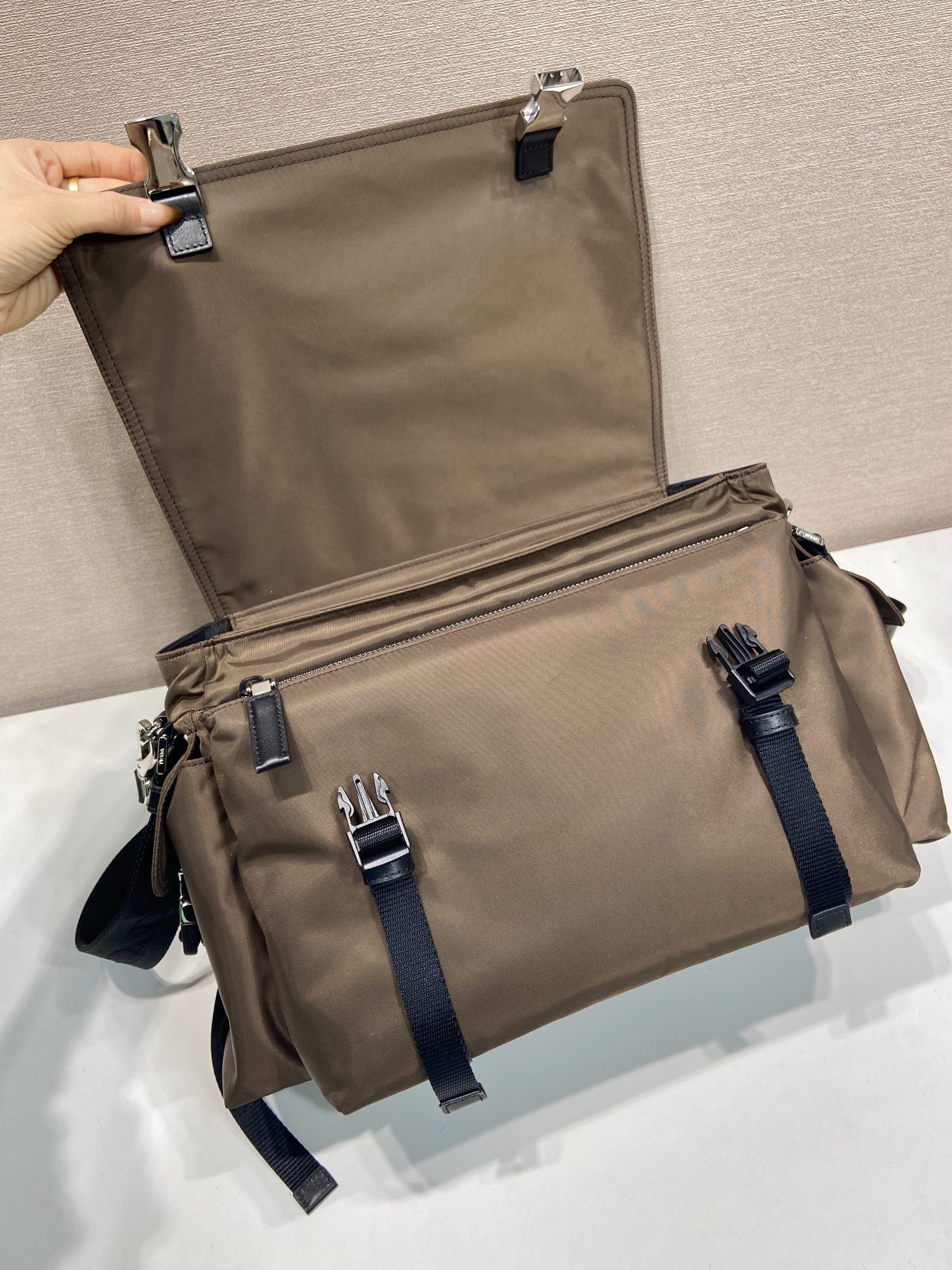 🎉新品邮包🎉2VD082赭褐色🎉🎉 这款Explore手袋完美融合了高雅与功能性，拥有多口袋的柔和线条轮廓。翻盖设计，专