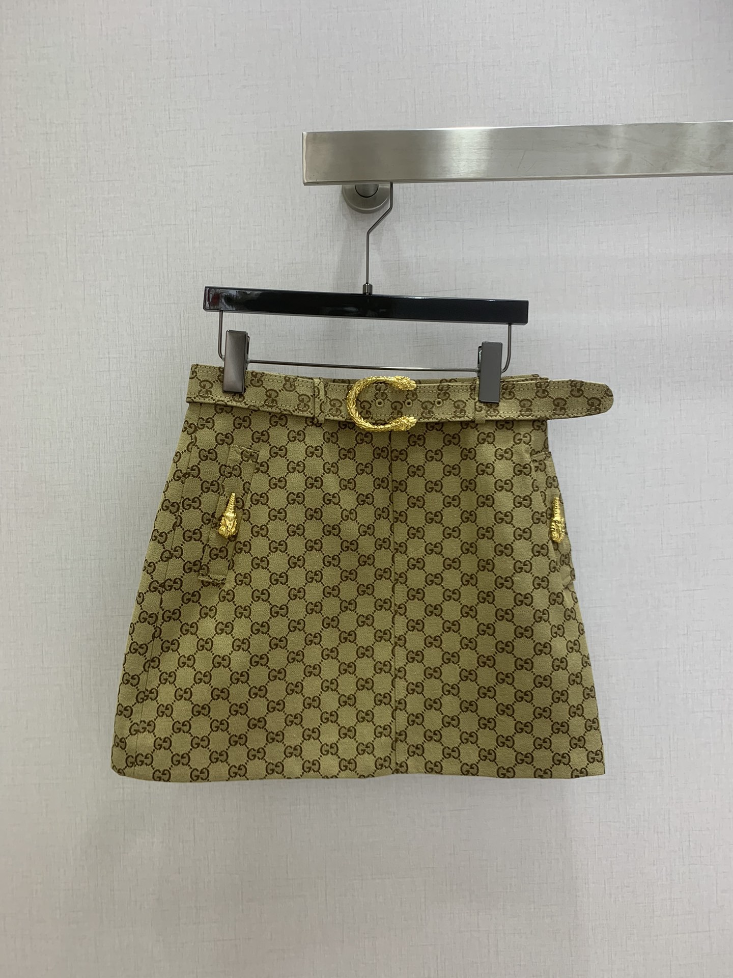 NO:731415,Highly recommended 26 early spring new jacquard metal belt skirt, classic double G jacquard cotton canvas, retro brown + metal waist buckle, super exquisite details!  The high-waisted A-line version makes the legs longer and modifies the body proportions. It can be easily matched with T-shirts and shirts for daily commuting or leisure, and you can easily get high-street fashion!  One color SML code high quality ABC,,skirts,shirts,tees,t-shirt,19860909强烈推荐 26早春新款 提花金属腰带半裙,经典双G提花棉帆布,复古棕色+金属腰扣,细节超精致！高腰A字版型,显腿长又修饰身材比例,日常通勤或休闲都能轻松驾驭搭配T恤、衬衫都很出彩,轻松get高街时髦感！一个色 SML码 高品质ABC,,skirts,shirts,tees，t-shirt,,Women's clothing