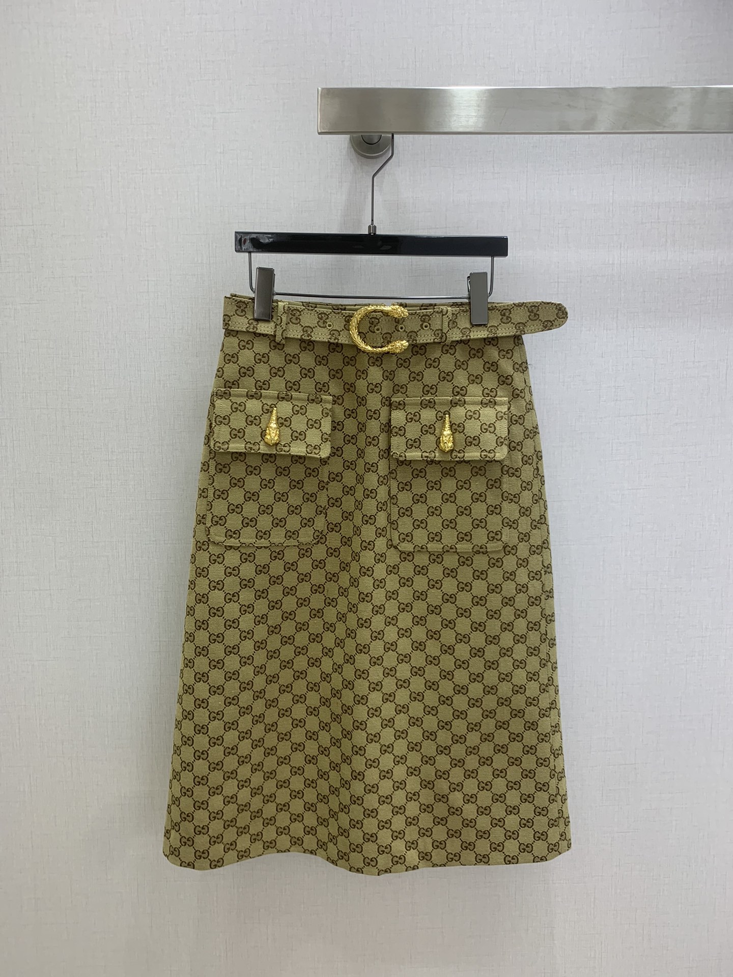 NO:731427,Highly recommended 26 early spring new style jacquard double pocket belt long skirt, classic double G jacquard cotton canvas, retro brown + metal waist buckle, super exquisite details!  The high-waisted A-line version makes the legs longer and modifies the body proportions. It can be easily matched with T-shirts and shirts for daily commuting or leisure, and you can easily get high-street fashion!  One color SML code high quality ABC,,skirts,shirts,tees,t-shirt,19860909强烈推荐 26早春新款 提花双口袋腰带长半裙,经典双G提花棉帆布,复古棕色+金属腰扣,细节超精致！高腰A字版型,显腿长又修饰身材比例,日常通勤或休闲都能轻松驾驭搭配T恤、衬衫都很出彩,轻松get高街时髦感！一个色 SML码 高品质ABC,,skirts,shirts,tees，t-shirt,,Women's clothing