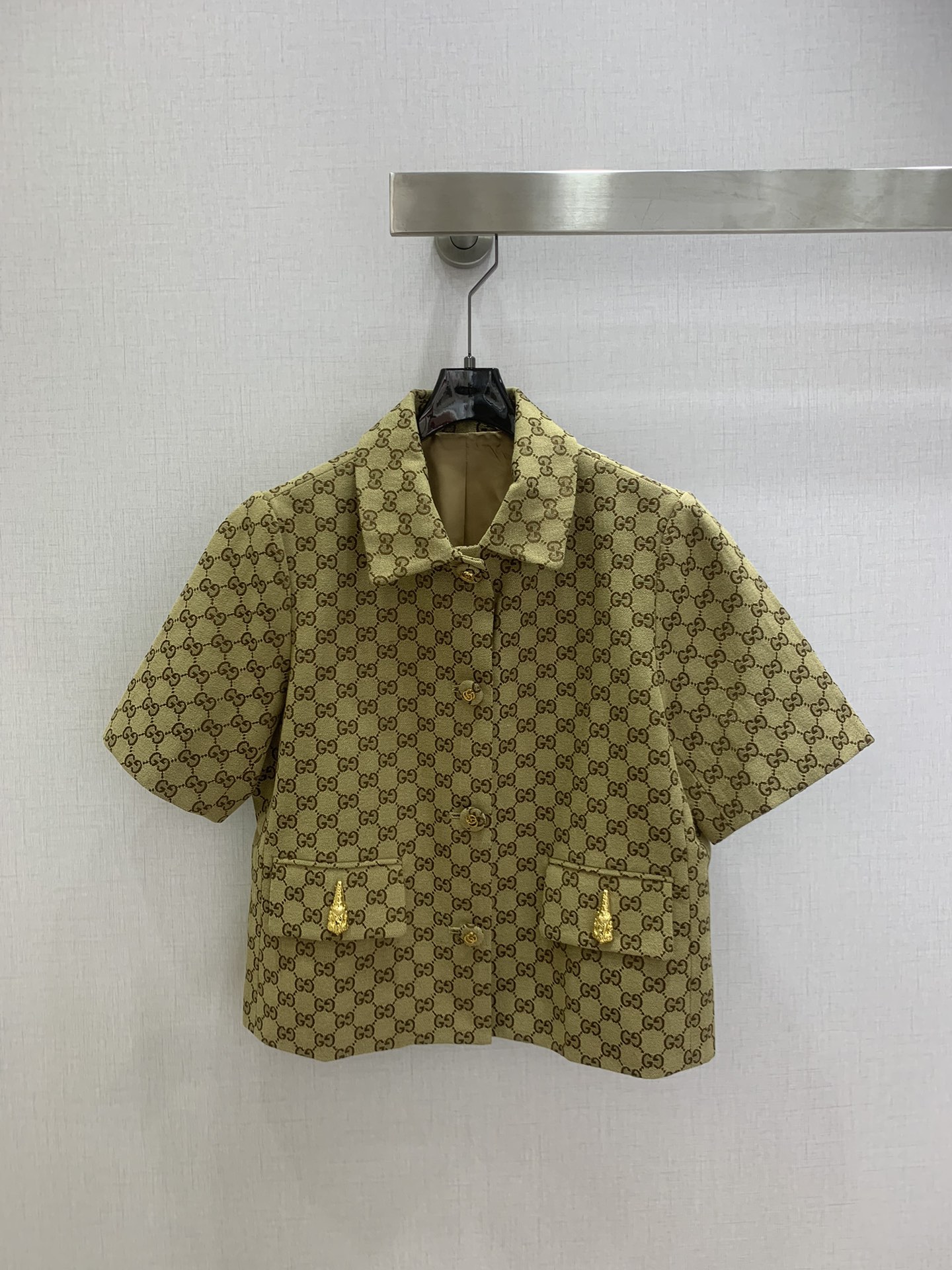 NO:731382,Highly recommended 26 early spring new jacquard double pocket short-sleeved jacket, brown jacquard fabric with perfect texture!  Metal buttons + decorative pockets, ultra-exquisite details and a loose fit, perfect for everyday or light formal occasions. Wear it in spring and summer, and you can easily achieve a retro and modern temperament. Pair it with shorts or skirts of the same series, and you will instantly feel fashionable!  One color SML code high quality ABC,,skirts,shorts,jackets & coats,T-shirt,19860909强烈推荐 26早春新款 提花双口袋短袖外套,咖色提花面料质感满分！金属纽扣+装饰口袋,细节超精致宽松版型,日常或轻正式场合都很百搭.春夏季节穿它,复古摩登气质轻松拿捏,搭配同系列短裤或裙装,时髦感直接拉满！一个色 SML码 高品质ABC,,skirts,shorts,jackets & coats,T-shirt,,Women's clothing