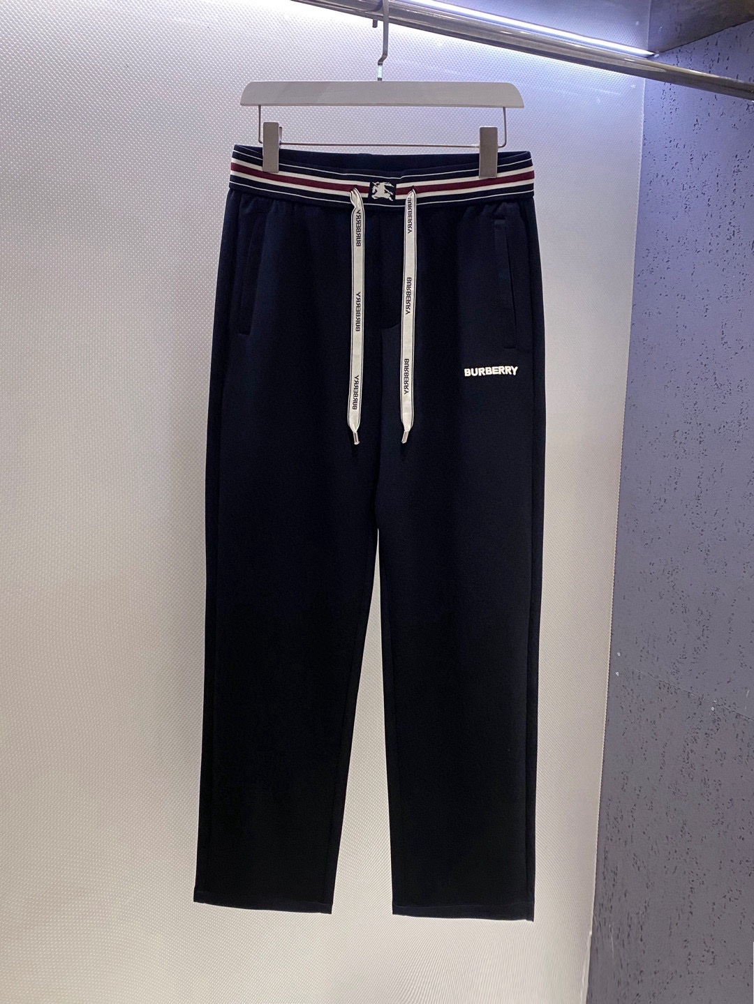 NO:732471,BUR~Classic logo embroidered modal air cotton straight-leg casual sweatpants 2026 early spring new product. With light luxury style and comfortable style... men's straight-leg casual sweatpants. Create a textured choice for daily wear with light luxury ingenuity. The classic straight version is optimized by three-dimensional tailoring to accommodate various leg types. The drape is natural and neat, visually raising the waistline and modifying the leg line, allowing you to sit for a long time without restraint and walk more straight.  The waistband is designed with high elastic elasticity and is decorated with iconic intarsia patterns, which makes it look elegant and noble. No need to pick the waistline, it can fit the body shape freely and say goodbye to the discomfort of waist tightening. It can be used for daily commuting and leisure travel. The embroidery process of the war horse logo on the trousers body is meticulously carved into every detail, highlighting the brand recognition in a low-key manner, breaking the monotony of solid color sweatpants, and letting the simple design be full of ingenuity.  Selected high-quality modal space cotton fabric, soft and breathable, moisture-absorbent without sweating, delicate and skin-friendly, resistant to deformation and pilling after long-term wear, taking into account both comfort and durability. Whether paired with a simple T-shirt, casual sweater to create a casual daily style, or with needlework  Knitted sweaters and thin jackets unlock light business and casual looks, and can be seamlessly adapted to various scenes such as commuting, shopping, and light socializing. They have become versatile and unobtrusive classic items in men's wardrobes, allowing them to have both comfort and style, and easily achieve the urban light luxury and leisure style.  Color Black, Beige Specifications M--XXXL Size L: Waist 75. Hips 106. Leg opening 42. Crotch length 32. Pants length 10619860909BUR~经典logo刺绣莫代尔空气棉直筒休闲卫裤 2026早春新品 以轻奢格调,舒适型格双在线…男士直筒休闲卫裤.以轻奢匠心打造日常穿搭的质感之选.经典直筒版型经立体剪裁优化,包容各种腿型,垂坠感自然利落,视觉上拉高腰线、修饰腿线,久坐无束缚,行走更挺拔. 腰头采用高弹松紧设计,标志性的嵌花图案装饰,出彩间又显优雅高贵.不挑腰围,自在贴合身形,告别勒腰不适感,日常通勤、休闲出行皆无拘；裤身战马logo刺绣工艺,精工雕琢每一处细节,低调间彰显品牌辨识度,打破纯色卫裤的单调,让简约设计藏满巧思. 臻选优质莫代尔太空棉面料,柔软透气,吸湿不闷汗,触感细腻亲肤,久穿不易变形、不起球,兼顾舒适与耐穿性.无论是搭配简约T恤、休闲卫衣打造随性日常风,还是配针织衫、薄外套解锁轻商务休闲造型,都能无缝适配通勤、逛街、轻社交等多种场景,成为男士衣橱里百搭不挑人的经典单品,让舒适与型格兼得,轻松拿捏都市轻奢休闲格调. 颜色黑色、米色 规格M--XXXL  L码: 腰围75.臀围106.裤脚口42.裆长32.裤长106 XL码: 腰围78.臀围110.裤脚口43.裆长33.裤长107 w,,burberry,hoodie,sweatshirts,jackets & coats,tees，t-shirt,,Men's clothing