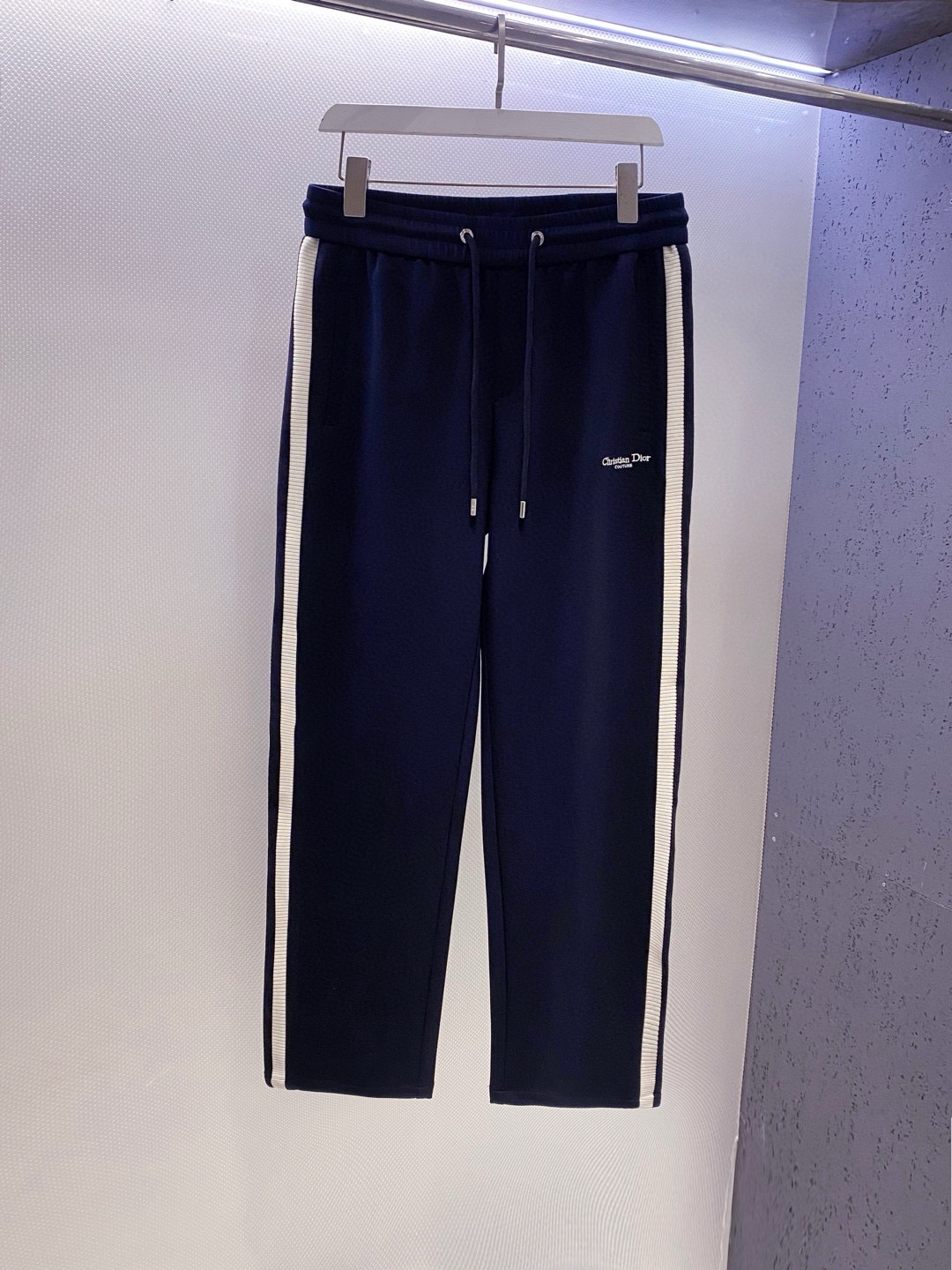 NO:732517,CD~ Modal air cotton straight-leg sweatpants inlaid with webbing on both sides, new arrival in early spring 2026. High-quality modal air-layer fabric, soft and skin-friendly, comfortable and casual. The brand logo letter embroidery logo on the thigh interprets high-luxury leisure, and the stitching is fine and three-dimensional, integrating the high-luxury logo into daily life, and highlighting the identity and style in a low-key manner; the webbing inlay design on both sides of the trouser legs inherits the essence of the D family's classic weaving art. It is elastic and non-restrictive, free and ceremonial.  The neat straight cut modifies the leg lines, adapts to various body shapes, and shows a calm posture when walking. From daily travel to light business scenes, unlock a variety of outfits, making luxury a natural expression of daily life, interpreting men's elegant and fashionable dressing philosophy. Colors: floral gray, dark blue Specifications M--XXXL L size: waist 76. crotch length 32. trouser opening 42. hip 108. trouser length 108  XL size: waist 79, crotch length 33, leg opening 43, hip 112, trouser length 109 w,, dior,19860909CD~两侧织带镶嵌莫代尔空气棉直筒卫裤 2026早春新品 客供优质莫代尔空气层面料,柔软亲肤,舒适随性.大腿处品牌logo字母刺绣徽标诠释高奢休闲,针脚细密立体,将高奢标识融于日常,低调间彰显身份格调；裤腿两侧织带嵌花设计,承袭D家经典织艺精髓,弹性贴合不束缚,自在兼具仪式感. 利落直筒剪裁修饰腿部线条,适配各种身形,行走间尽展从容姿态.从日常出行到轻商务场景,解锁多种穿搭,让奢华成为日常的自然表达,诠释男士优雅时尚穿搭哲学. 颜色花灰色、深蓝色 规格M--XXXL L码:腰围76.裆长32.裤脚口42.臀围108.裤长108 XL码:腰围79.裆长33.裤脚口43.臀围112.裤长109 w,,dior,,Men's clothing