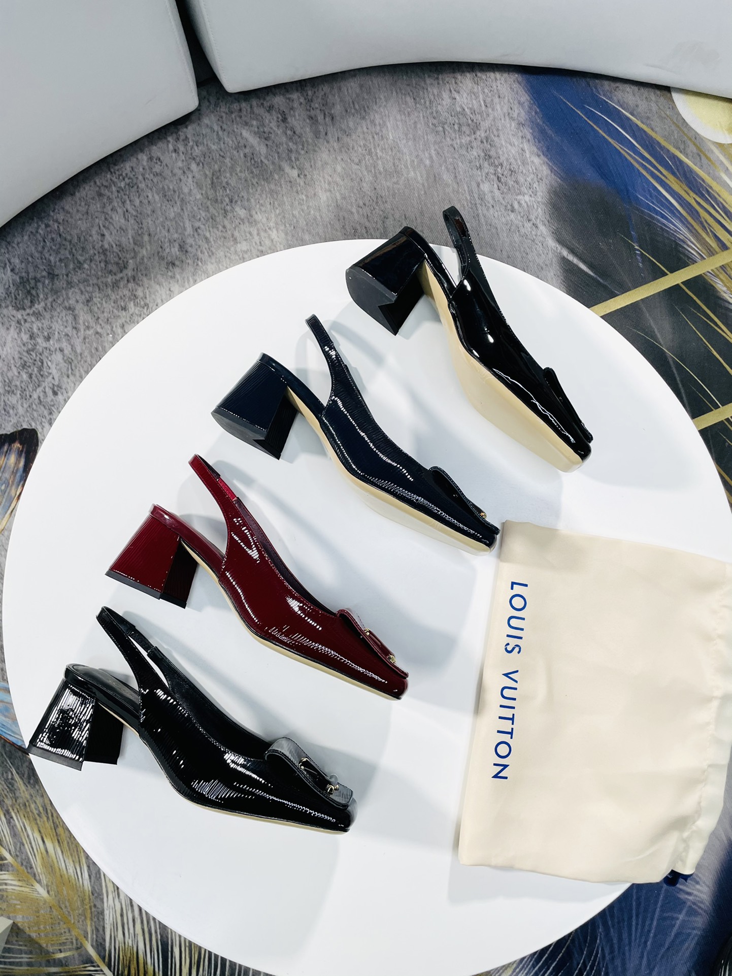 NO:872201,(Heel height 5.5cm, 9.5cm). Two styles of water ripple series, hollow back/single shoes, available at the new product counter of Lujia in spring and summer. Must-have items for goddesses, high-quality goods. Original molded buckles, original painted buckles. Original molded heels, imported sheepskin lining inside the feet. Outsole imported genuine leather outsole from Italy. Finely crafted.  , imported patent leather water ripple, to create the most beautiful single product. Color black, burgundy, sapphire blue, size 35-40 (34, 41 customized), sandals, louis vuitton, louis vuitton, sandals, sheepskin, Leather soles19860909（跟高5.5cm,9.5cm）.水波纹系列后空/单鞋俩种款式选择,春夏驴家新品专柜同歩.女神必备单品,高品质货 原版开模扣,烤漆原版扣 .原版开模跟型,垫脚内里进口羊皮.大底意大利进口真皮大底 .精工细作 ,进口漆皮水波纹,打造最美单品.颜色黑色,酒红,宝石蓝,码数35-40（34,41订做）,凉鞋,louis vuitton,louis vuitton,sandals,sheepskin,Leather soles,Women's Shoes