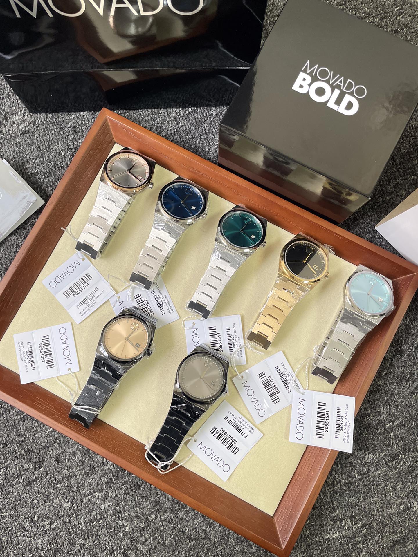 NO:726022,Batch Black Gold 50 Movado BOLD Quest series new color matching is so good!  The cool atmosphere is full!  The dial comes with a soft light filter, which emits a delicate radial pattern in the sun. It is coupled with minimalist iconic dots, which is low-key and recognizable. The one-piece stainless steel strap is close to the hand and shows texture. The 40mm watch diameter can be used by both men and women, and can be worn for commuting and dating. The case and strap are made of stainless steel, PVD gold-plated and other materials, and some styles have sun pattern or gradient color dials, showing delicate luster changes under the light.  The Swiss quartz movement is 100 meters waterproof. It has both good looks and practicality. It is a cool and comfortable watch that will definitely lock this one!  Ships with complete packaging!  ,,gold plating19860909批 黑金50摩凡陀BOLD Quest系列新配色太会了！ 清冷氛围感拉满！表盘自带柔光滤镜,在阳光下泛着细腻的放射纹,配上极简的标志性圆点,低调又有辨识度. 一体式精钢表带贴手又显质感,40mm表径男女都能驾驭,通勤、约会都能搭. 采用精钢、PVD镀金等材质打造表壳与表带,部分款式带有太阳纹或渐变色彩的表盘,在光线下呈现细腻的光泽变化 瑞士石英机芯米防水,颜值和实用双在线,清冷挂选手表直接锁死这只！配全套包装出货！,,gold plating,Watch