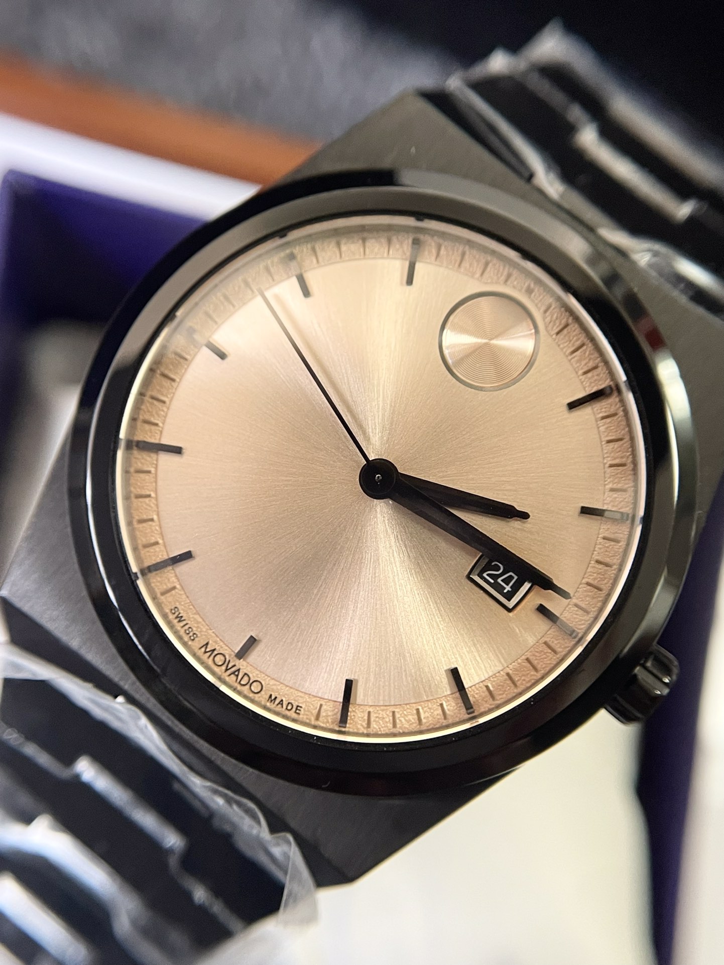 NO:726000,The watch mirror is made of K1 mineral-strengthened glass, and the sunray brushed dial forms a radial texture on the dial surface through precise mechanical drawing. It shows a gradient luster under the refraction of light, which enhances the visual layering. The all-black color dial adopts matte sandblasting process, and the surface presents a delicate matte texture, which is highly consistent with the cold style of the case.  The iconic dots are made of the same metal as the dial. Some styles are embedded with Suer-LumiNova luminous coating. The position can be clearly identified in dark environments. Most of the scale lines are embedded metal strips. The hands are electroplated to echo the color of the dial. Some styles of hands have built-in luminous coating, which is both beautiful and practical.19860909表镜采用K1矿物强化玻璃,表盘太阳纹放射拉丝通过精密的机械拉丝在表盘表面形成放射状纹理,光线折射下呈现渐变光泽,提升视觉层次感.全黑配色表盘采用哑光喷砂工艺,表面呈现细腻的雾面质感,与表壳的冷峻风格高度统一.标志性圆点,采用与表盘同材质的金属制成,部分款式嵌入Suer-LumiNova夜光涂层,黑暗环境下可清晰识别位置刻度线多为嵌入式金属条,指针采用电镀工艺与表盘配色呼应,部分款式指针内置夜光涂层,兼顾美观与实用,,Watch