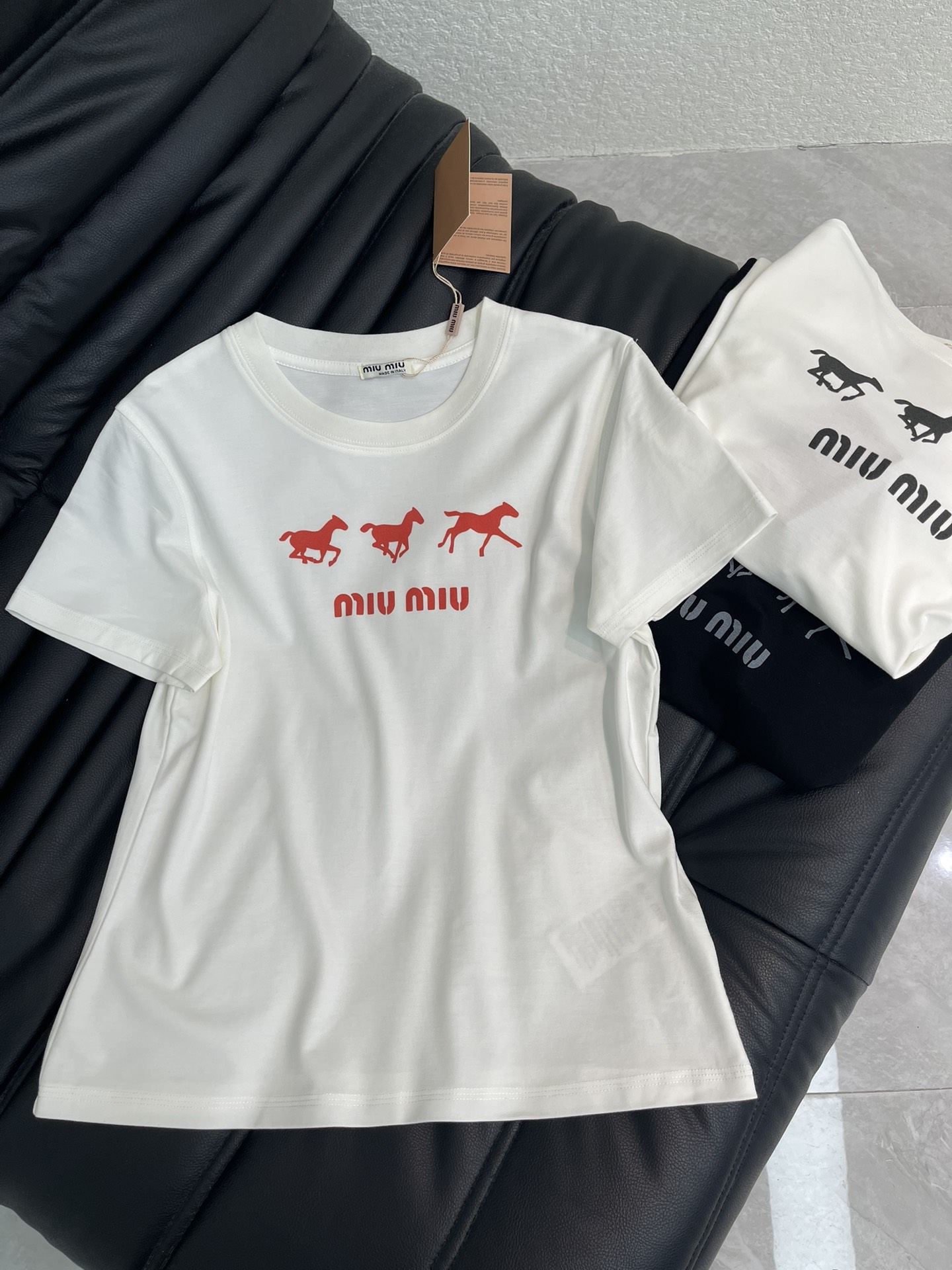 NO:734588,Miumi*26 new spring and summer pony print letter print short-sleeved T-shirt Mercerized cotton fabric Slim fit High-density fashionable sports style Every daily wear Playful and age-reducing design elements full of vitality High quality Size S-XXL,,miumiu,T-shirt,tees,t-shirt,19860909Miumi*26春夏新款小马印花字母印花短袖T恤 丝光棉面料 修身版型 高密度时髦运动风 每个日常的穿搭 俏皮减龄充满元气的设计元素 高品质 尺码S-XXL,,miumiu,T-shirt,tees，t-shirt,,Women's clothing