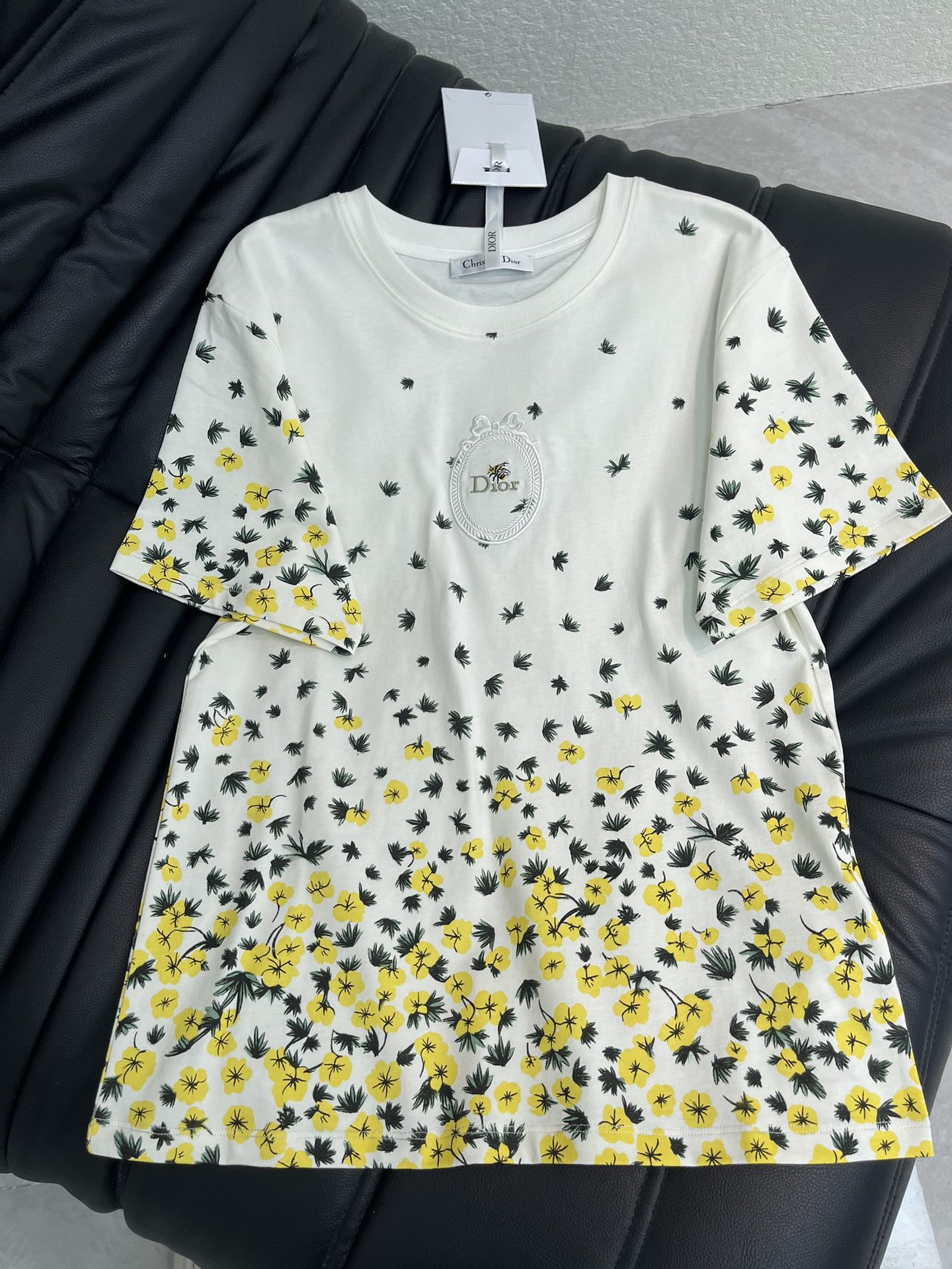 NO:732108,Dio*26 new spring and summer green flower all-over printed short-sleeved T-shirt. Pure cotton fabric. High-density fashionable sports style. Every daily wear. Playful and age-reducing design elements full of vitality. High quality. Sizes SML, dior, T-shirt, tees, t-shirt,19860909Dio*26春夏新款绿色小花全身印花短袖T恤 纯棉面料 高密度时髦运动风 每个日常的穿搭 俏皮减龄充满元气的设计元素 高品质 尺码SML,,dior,T-shirt,tees，t-shirt,,Women's clothing