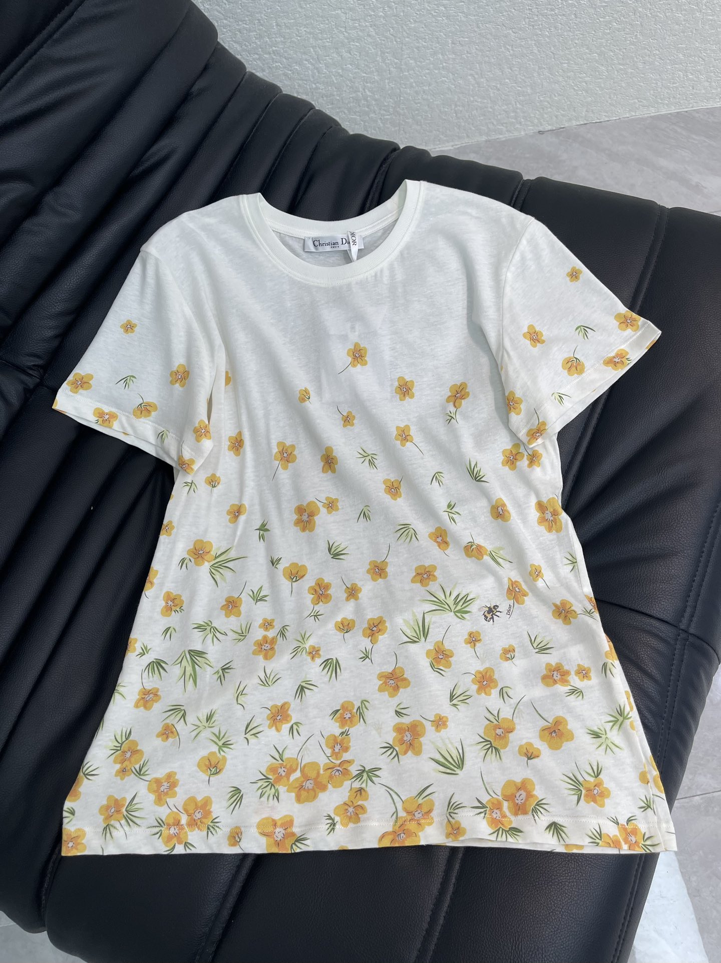 NO:732113,Dio*26 new spring and summer new yellow flowers and green leaves all-over printed short-sleeved T-shirt. Pure cotton fabric. High-density fashionable sports style. Every daily wear. Playful and age-reducing design elements full of vitality. High quality. Size SML A, dior, T-shirt, tees, t-shirt,19860909Dio*26春夏新款黄色小花绿叶全身印花短袖T恤 纯棉面料 高密度时髦运动风 每个日常的穿搭 俏皮减龄充满元气的设计元素 高品质 尺码SML A,,dior,T-shirt,tees，t-shirt,,Women's clothing
