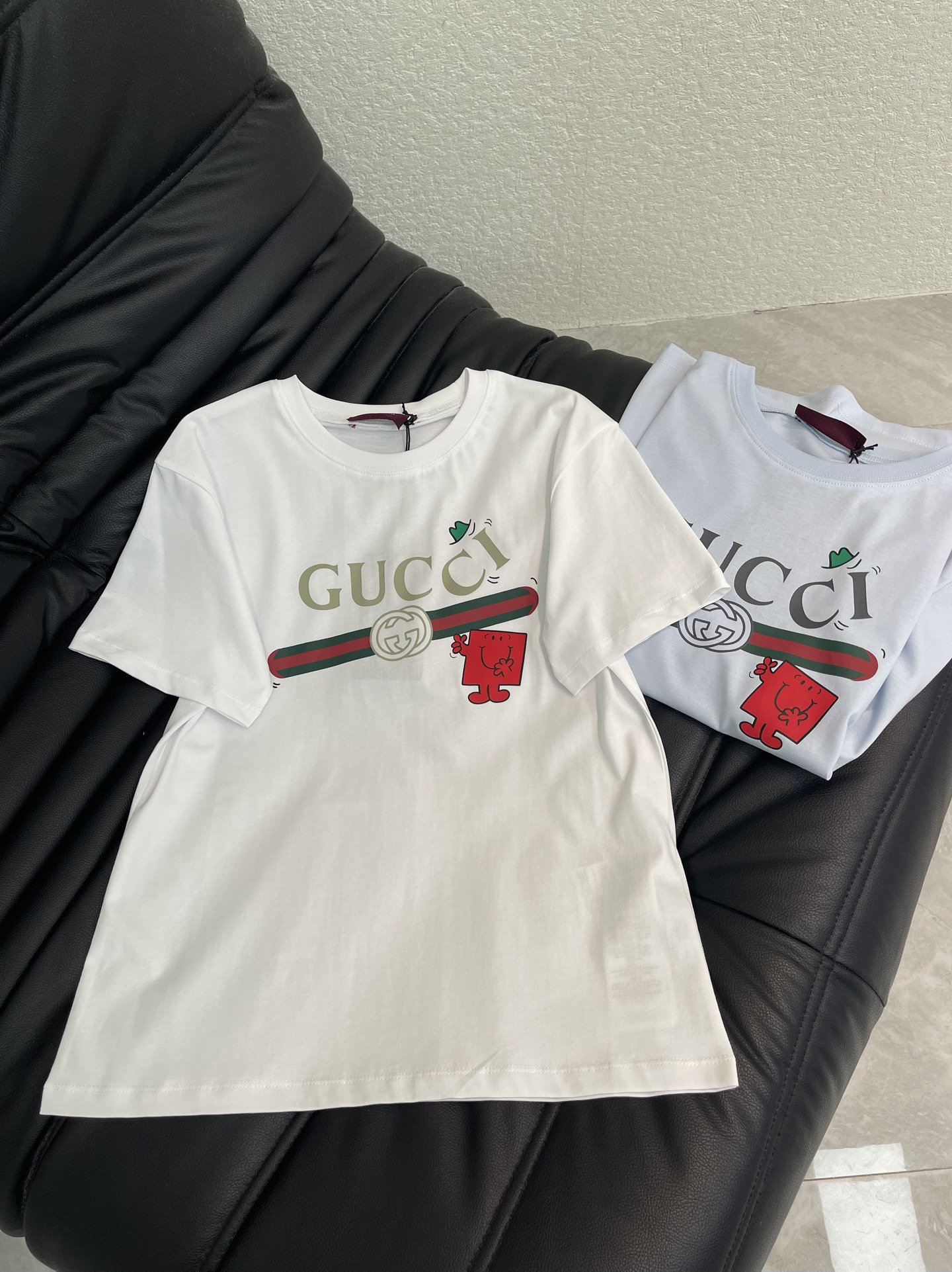 NO:731362,Gucc*26 new spring and summer childlike printed round neck short-sleeved T-shirt | Exclusively developed by yb!  High quality production!  The classic red and green webbing + double G logo meets soft cartoons, and is embellished with a playful little green hat, and the retro logo is brought to life. The soft and fufu pure cotton fabric upper body does not want to be taken off, the light blue is white and refreshing, and white is versatile. Paired with off-white wide-leg pants, it is a sweet girl with a relaxed feel. Paired with yellow trousers, it will instantly become a dynamic girl. Wear it out in early spring, and it will turn heads!  SML,,gucci,T-shirt,tees,t-shirt,hats,19860909Gucc*26春夏新款童趣印花圆领短袖T恤丨独家yb开发！高版出品！经典红绿织带+双G标识遇上软萌卡通,再点缀一顶俏皮小绿帽,复古logo都跟着鲜活起来.软fufu的纯棉面料上身就不想脱,浅蓝显白又清爽,白色百搭不出错.配米白阔腿裤是松弛感甜妹,搭黄色长裤又秒变活力少女,早春穿它出门,回头率直接拉满！SML,,gucci,T-shirt,tees，t-shirt,hats,,Women's clothing