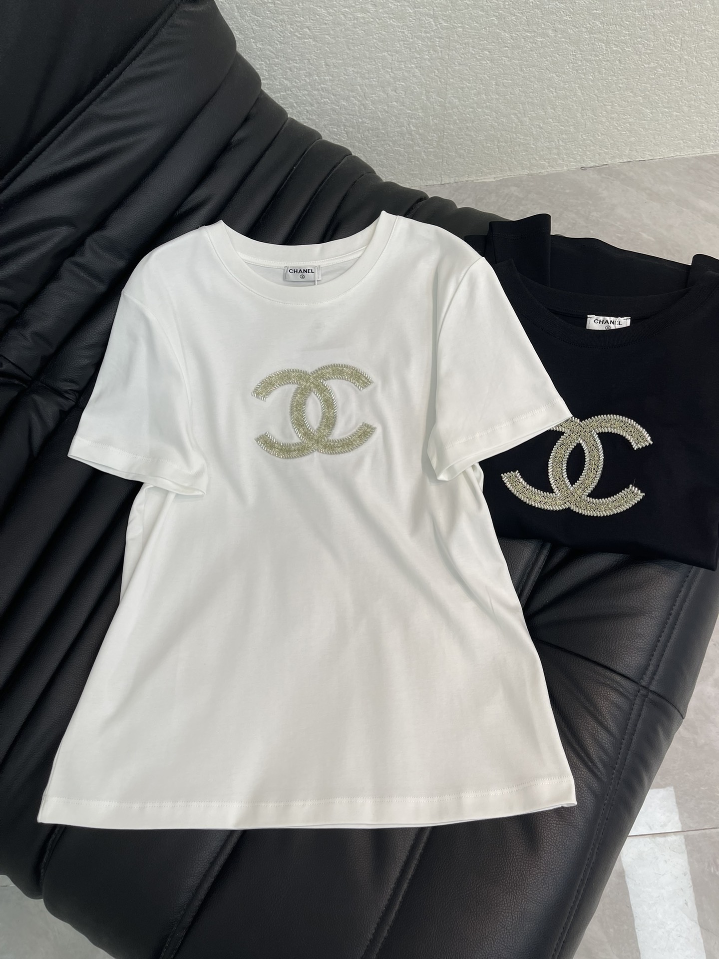 NO:738539,Chane*26 new spring and summer double C rhinestone short-sleeved T-shirt is made of mercerized cotton fabric. The Double C Logo on the chest is made of hand rhinestone process. The rhinestones are closely arranged and have a delicate luster. They reflect a low-key and luxurious sparkling effect under different lights. It is a must-have and versatile item in the wardrobe. SML,,chanel,T-shirt,tees,t-shirt,19860909Chane*26春夏新款双C烫钻短袖T恤采用丝光棉面料,胸口处的双C Logo采用手工烫钻工艺,水钻排列紧密且光泽感细腻,在不同光线下折射出低调奢华的闪耀效果,衣柜必备百搭好物.SML,,chanel,T-shirt,tees，t-shirt,,Women's clothing