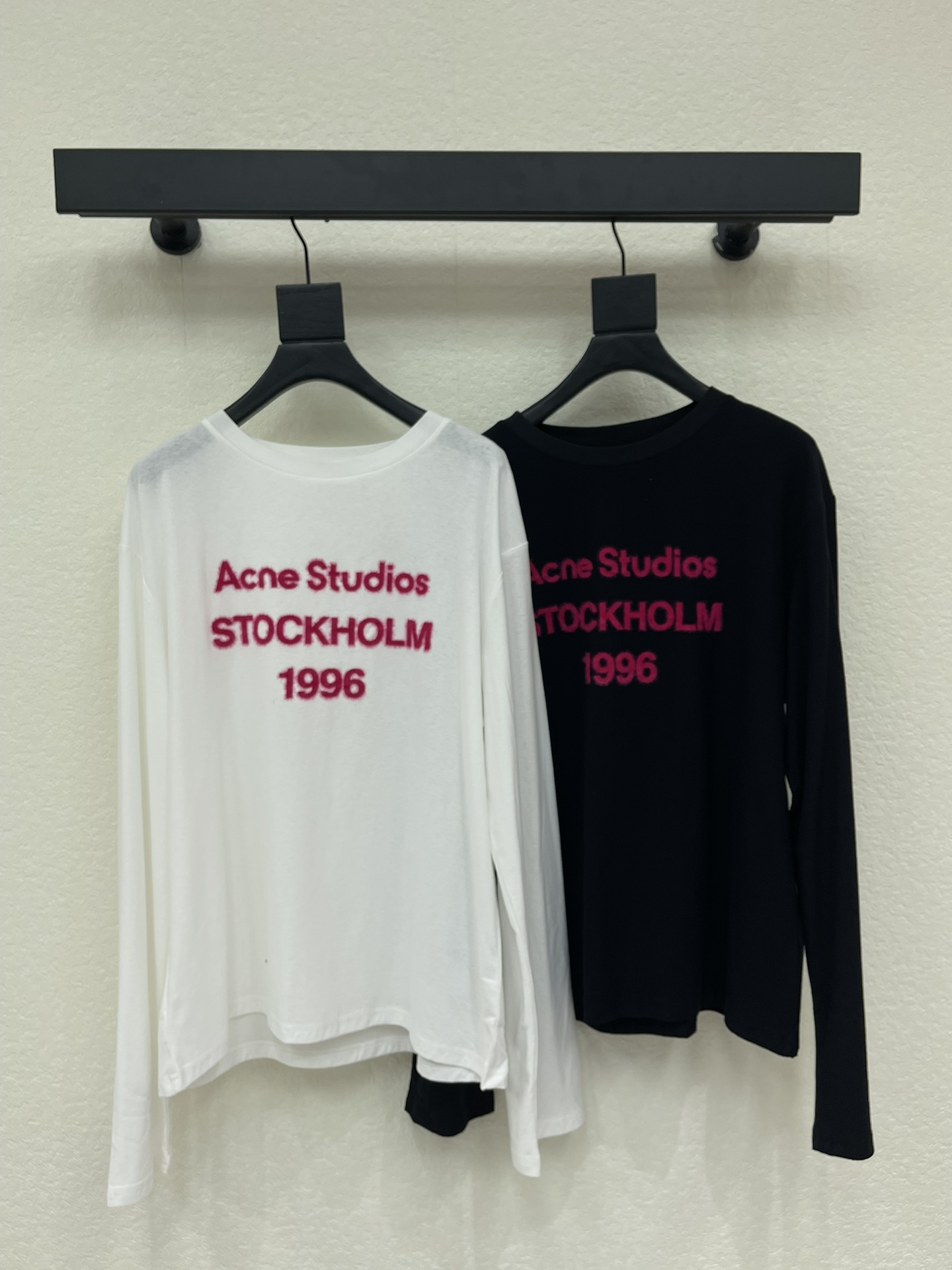 NO:732071,Acne Studio*26 early spring new 1996 series flocked long-sleeved T-shirt, black and white + rose red flocked letters, high brand recognition. Cotton + linen blend, soft and breathable, loose fit, suitable for wearing alone or layered! The flocking process makes the letters more three-dimensional, full of texture, easy to control in daily outings and casual occasions, comfortable and stylish, it is a must-have item for fashionistas. SML,,acne studios, dior, tees, t-shirt,19860909Acne Studio*26早春新款1996系列植绒长袖T恤,黑 白两色+玫红植绒字母,品牌辨识度超 高.棉+亚麻混纺,柔软透气,宽松版型,单穿or内搭都很 OK!植绒工艺让字母更立体,质感满分,日常出街,休闲场合都能轻松驾驭,舒适又有型,是潮人必备单品.SML,,acne studios,dior,tees，t-shirt,,Women's clothing