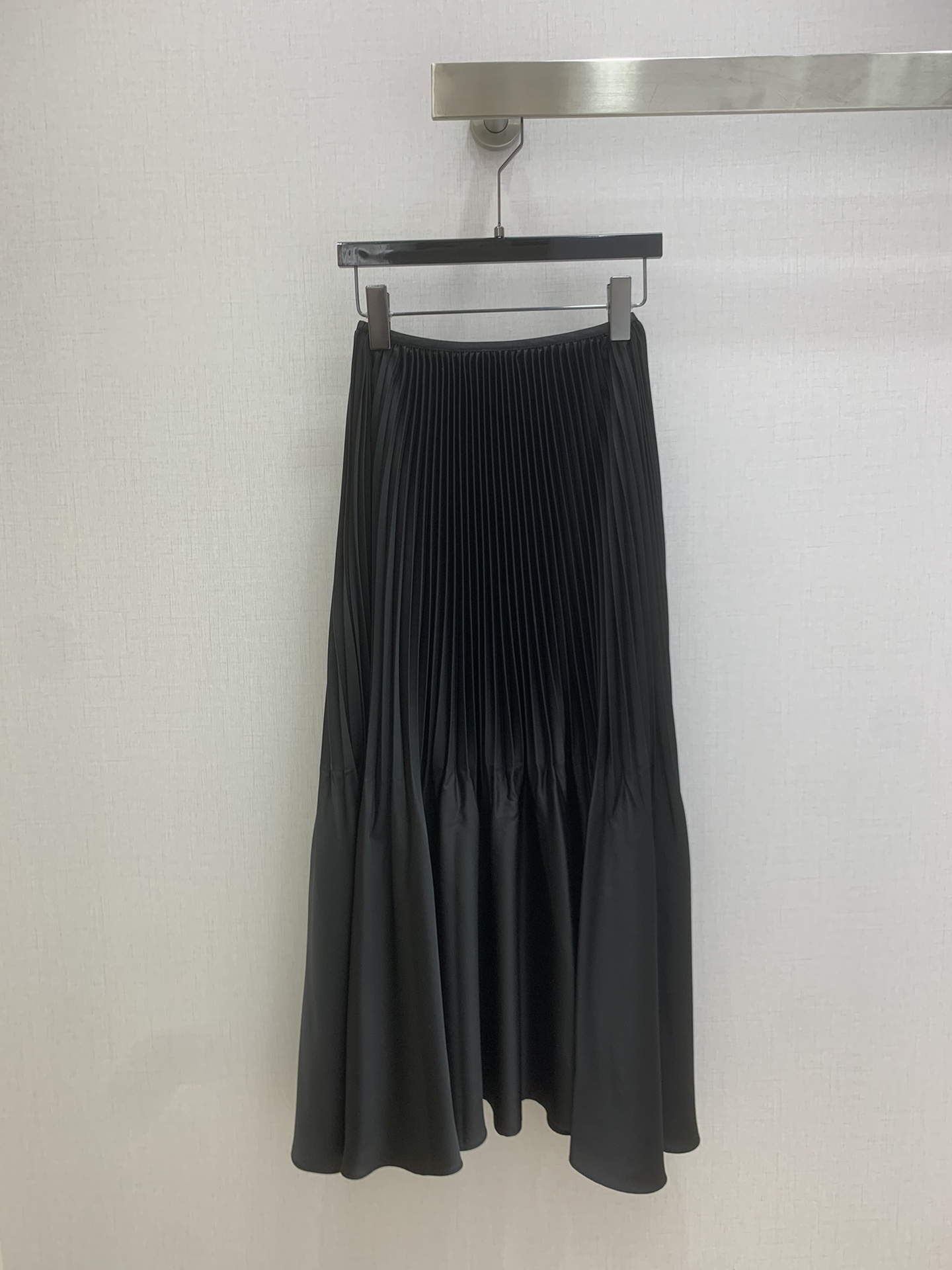 NO:731461,Highly recommended 26 early spring new minimalist pleated long skirt, high waist design + accordion pleats, perfect drape and layering!  The fabric has its own luster, high-end texture, and the fishtail hem has a super design sense. It can be easily worn during festivals, commuting, and daily life. It looks great with knitted sweaters or shirts. It is elegant and fashionable. Four colors. SMLXL code. High-quality ABC,,skirts,shirts,19860909强烈推荐 26早春新款 极简压褶长半裙,高腰设计+风琴褶,垂坠感和层次感满分！面料自带光泽,质感高级,鱼尾下摆超有设计感,节日、通勤、日常都能轻松驾驭,搭配针织衫或衬衫都很出彩,优雅又时髦 四个色 SMLXL码 高品质ABC,,skirts,shirts,,Women's clothing