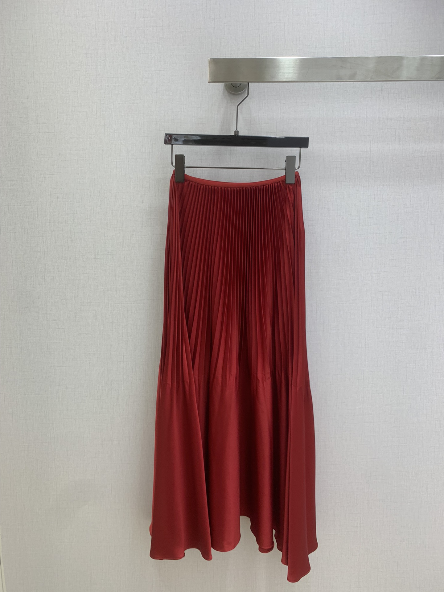 NO:731469,Highly recommended 26 early spring new minimalist pleated long skirt, high waist design + accordion pleats, perfect drape and layering!  The fabric has its own luster, high-end texture, and the fishtail hem has a super design sense. It can be easily worn during festivals, commuting, and daily life. It looks great with knitted sweaters or shirts. It is elegant and fashionable. Four colors. SMLXL code. High-quality ABC,,skirts,shirts,19860909强烈推荐 26早春新款 极简压褶长半裙,高腰设计+风琴褶,垂坠感和层次感满分！面料自带光泽,质感高级,鱼尾下摆超有设计感,节日、通勤、日常都能轻松驾驭,搭配针织衫或衬衫都很出彩,优雅又时髦 四个色 SMLXL码 高品质ABC,,skirts,shirts,,Women's clothing