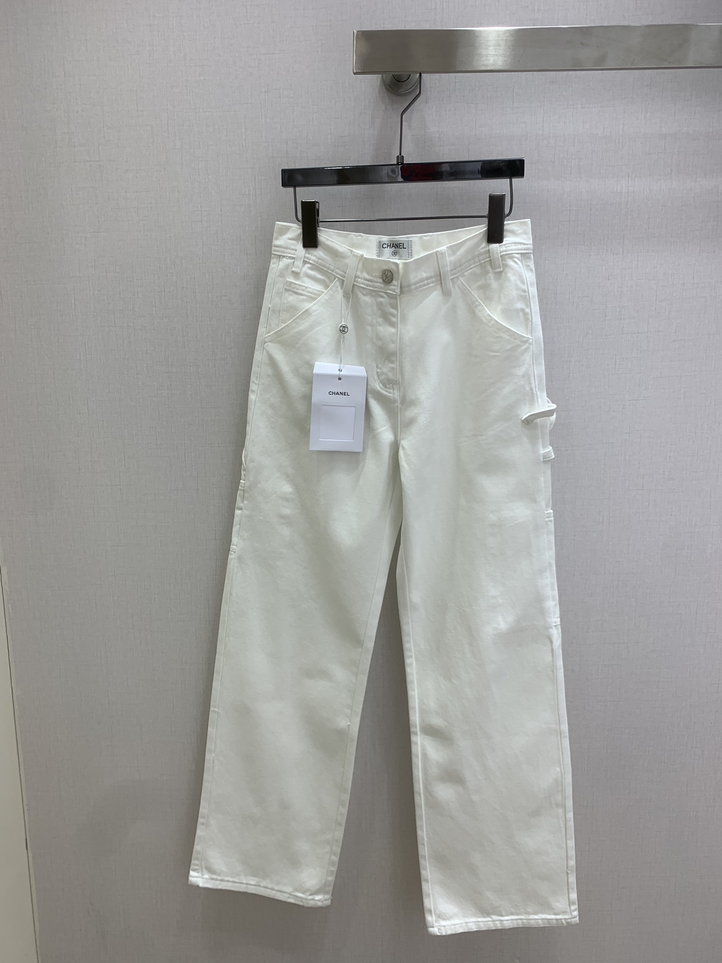 NO:731557,Highly recommended for the early spring of 26. Straight-leg denim trousers, made of high-quality denim cotton, soft and durable. The high-waist design modifies the waistline, elongates the leg proportions, and makes you look slimmer and taller. The classic five-pocket structure + small side pockets are practical and detailed. The white color is versatile and can be worn with T-shirts, shirts, and sweaters in spring and summer. It is easy to switch between casual or commuting style. Suitable for all body types, comfortable and fashionable, a must-have for daily outings. One color SML code  High quality ABC,,shirts,tees,t-shirt,19860909强烈推荐 26早春新款 直筒牛仔长裤,采用高品质牛仔棉,柔软又耐穿.高腰设计修饰腰线,拉长腿部比例,显瘦显高经典五袋结构+侧边小口袋,实用又有细节感.白色百搭,春夏随便搭T恤、衬衫、针织衫都OK,轻松切换休闲or通勤风 适合各种身材,舒适又时髦,日常出街必备 一个色 SML码 高品质ABC,,shirts,tees，t-shirt,,Women's clothing