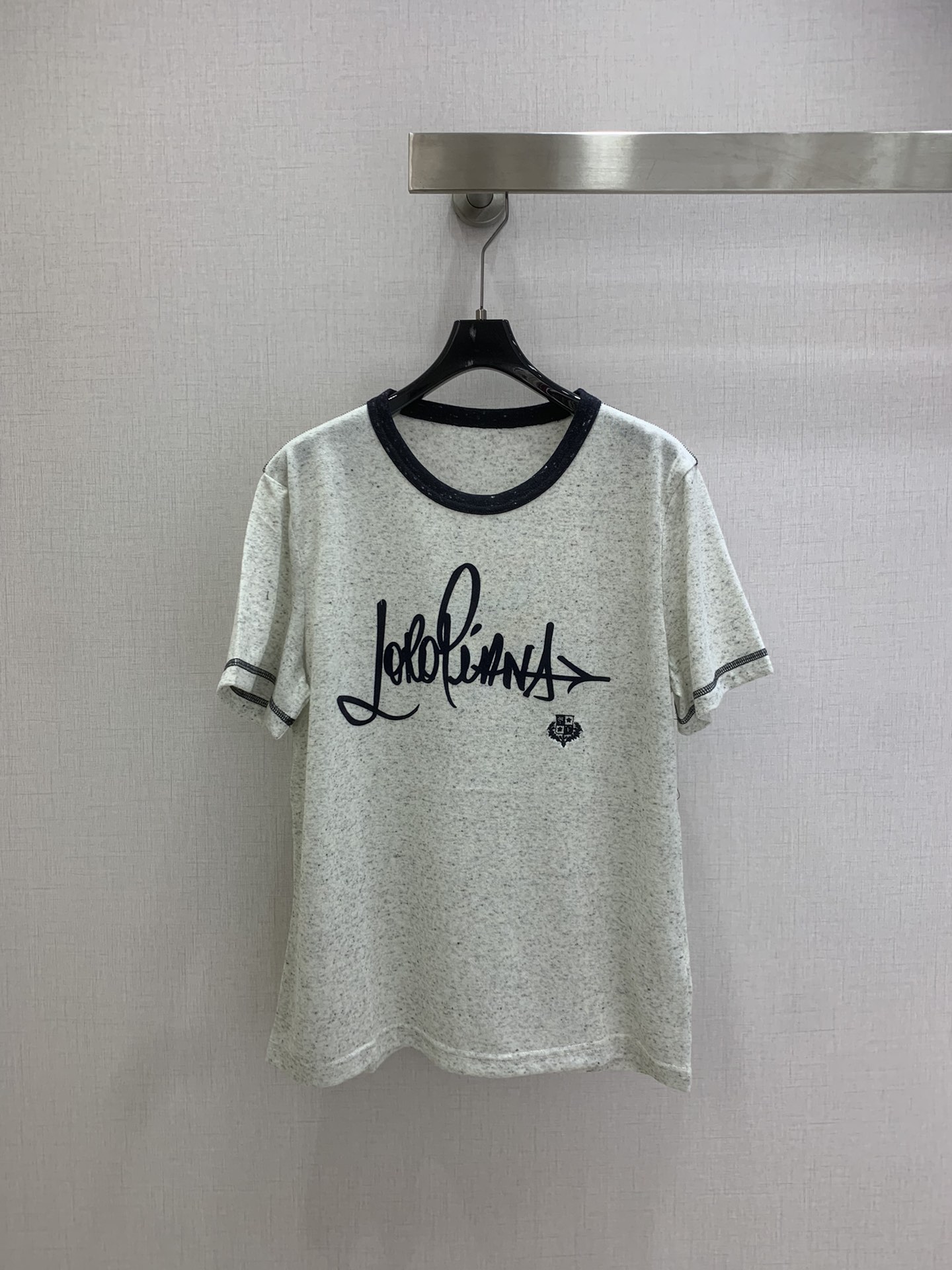 NO:731502,Highly recommended for the early spring of 26, the contrasting flocked wool short-sleeved T-shirt is LP's treasured item this year. The heather gray tone has a retro and relaxed feel, and the deep sapphire blue collar balances American casualness and French elegance just right. The brand's handwriting print is low-key and recognizable, and the combination of flocking and embroidery is exquisite. The unique texture of the fabric and the texture of wool on the upper body are super old-fashioned, very expensive at a glance, soft and skin-friendly. One color SML code  High quality ABC,,loro piana,T-shirt,tees,t-shirt,19860909强烈推荐 26早春新款 撞色植绒羊毛短袖T恤 LP今年的宝藏单品,麻灰调调自带复古松弛感,领子撞深宝蓝把美式随性和法式优雅平衡得刚好.品牌的手写体印花低调又有辨识度,植绒和刺绣的结合很精致.面料独特的肌理和羊毛质感上身超老钱,一眼就很贵,软糯亲肤 一个色 SML码 高品质ABC,,loro piana,T-shirt,tees，t-shirt,,Women's clothing