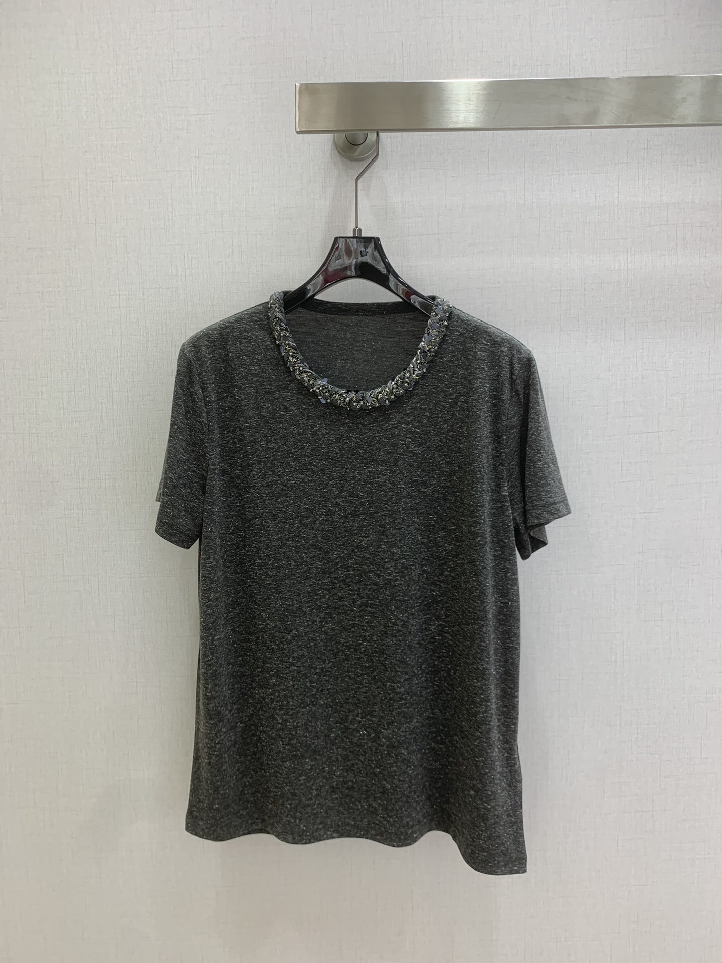 NO:731508,Highly recommended for the early spring of 26, the new braided collar linen short-sleeved T-shirt is a hard-to-find item in the middle-aged market. The dark heather gray linen has a quiet sense of luxury. The neckline is hand-woven with braids, and the sequins interspersed inside are the finishing touch. It is low-key and exquisite. The retro and relaxed dark hemp gray linen material looks very high-end and old money. The style is very simple but not outdated. It is fashionable and feminine with casual matching. One color SML code  High quality ABC,,T-shirt,tees,t-shirt,19860909强烈推荐 26早春新款 编织领亚麻短袖T恤 中古市场可遇不可求的一款,深麻灰的亚麻自带沉静的高级感,领口手工编织麻花辫,里面穿插亮片是点睛之笔,低调中透着精致感.复古松弛的深麻灰亚麻材质显得很高级又老钱,款式极简不过时,随意搭配都很时髦又不失女人味 一个色 SML码 高品质ABC,,T-shirt,tees，t-shirt,,Women's clothing