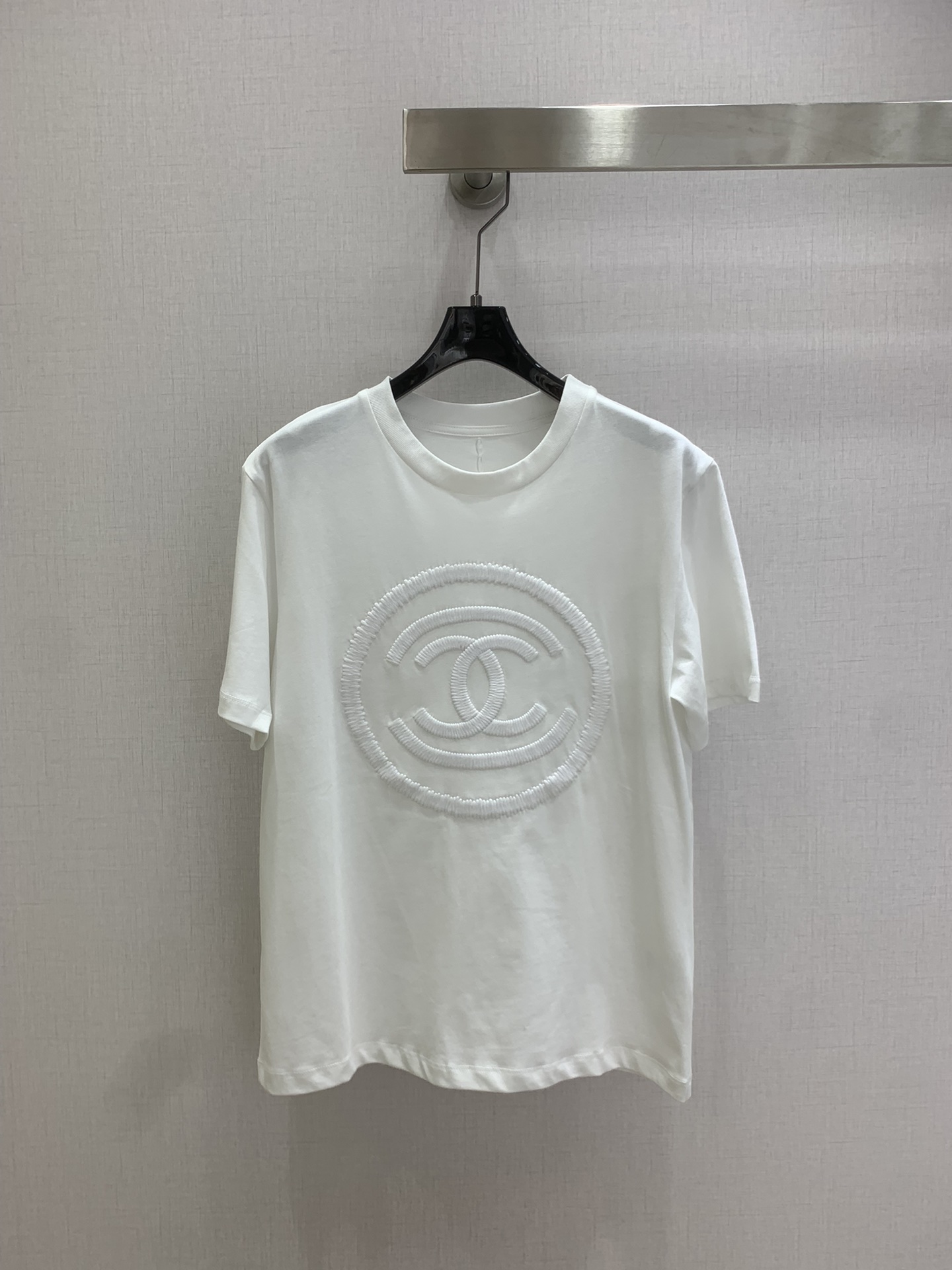 NO:731520,Highly recommended 26 early spring new style embossed embroidered short-sleeved T-shirt. I have been looking for this one in the second-hand market for a long time. It restores the embossed hand-embroidered craftsmanship of Xiaoxiang's classic double C. It is super exquisite in kind, and the color matching design is simple and advanced. The hand-embroidered three-dimensional texture shows texture. The three-dimensional shrimp line craftsmanship on the back adds a sense of detail. The loose and lazy version is not flattering. It looks noble with just a pair of jeans or a skirt. It is the one that will never go out of style in the wardrobe. Two colors SML code  High quality ABC,,skirts,jeans,T-shirt,tees,t-shirt,19860909强烈推荐 26早春新款 浮雕刺绣短袖T恤 在中古市场找了很久的一款,还原了小香经典双C的浮雕手绣工艺,实物超精致的,配色的设计简约高级,手绣自带立体肌理感显质感.后背的立体虾线工艺增添细节感,宽松慵懒版型不挑身材,随便搭条牛仔裤或半裙都显贵,是衣柜里永不过时的那件 两个色 SML码 高品质ABC,,skirts,jeans,T-shirt,tees，t-shirt,,Women's clothing