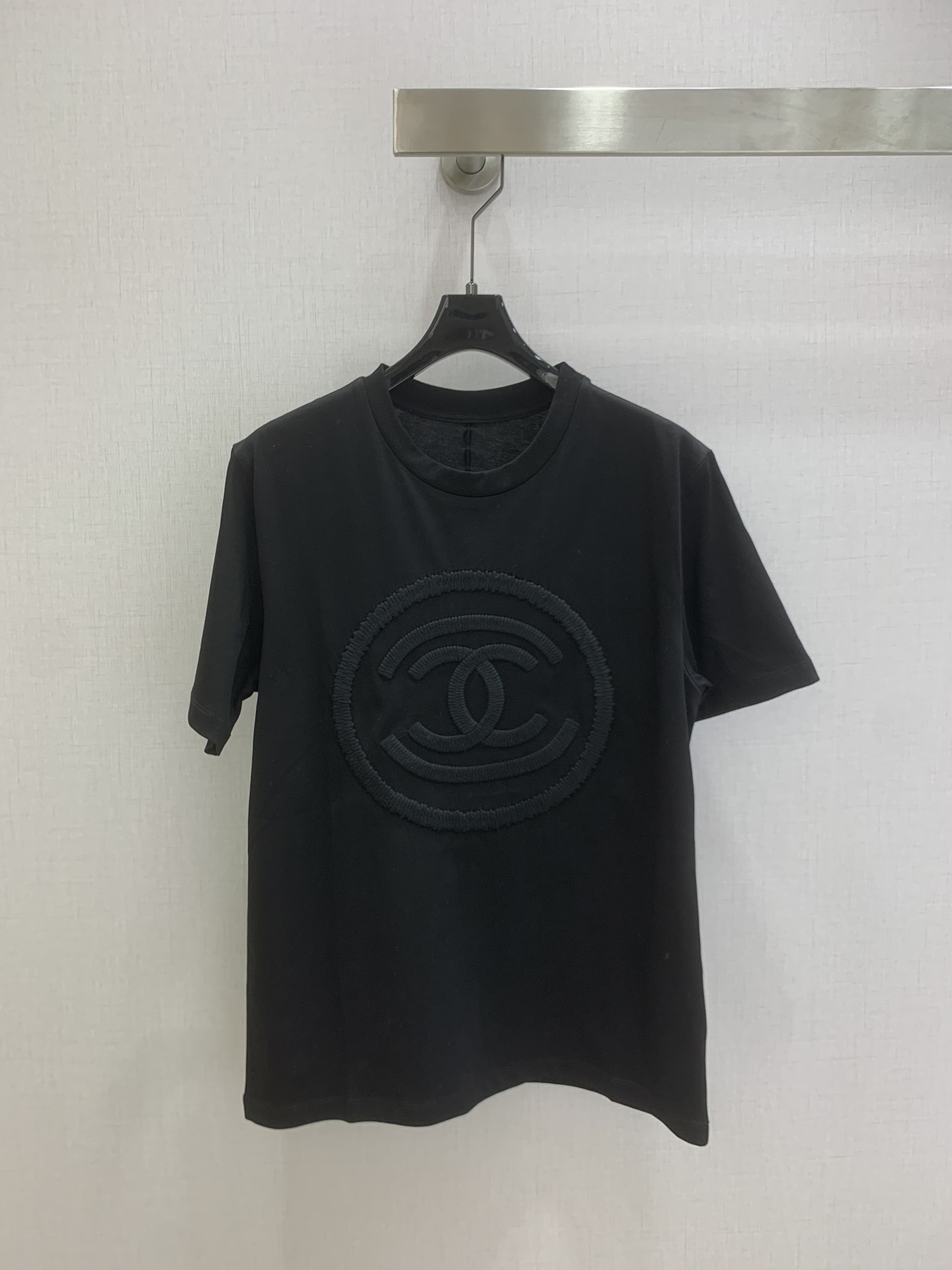 NO:731476,Highly recommended 26 early spring new style embossed embroidered short-sleeved T-shirt. I have been looking for this one in the second-hand market for a long time. It restores the embossed hand-embroidered craftsmanship of Xiaoxiang's classic double C. It is super exquisite in kind, and the color matching design is simple and advanced. The hand-embroidered three-dimensional texture shows texture. The three-dimensional shrimp line craftsmanship on the back adds a sense of detail. The loose and lazy version is not flattering. It looks noble with just a pair of jeans or a skirt. It is the one that will never go out of style in the wardrobe. Two colors SML code  High quality ABC,,skirts,jeans,T-shirt,tees,t-shirt,19860909强烈推荐 26早春新款 浮雕刺绣短袖T恤 在中古市场找了很久的一款,还原了小香经典双C的浮雕手绣工艺,实物超精致的,配色的设计简约高级,手绣自带立体肌理感显质感.后背的立体虾线工艺增添细节感,宽松慵懒版型不挑身材,随便搭条牛仔裤或半裙都显贵,是衣柜里永不过时的那件 两个色 SML码 高品质ABC,,skirts,jeans,T-shirt,tees，t-shirt,,Women's clothing