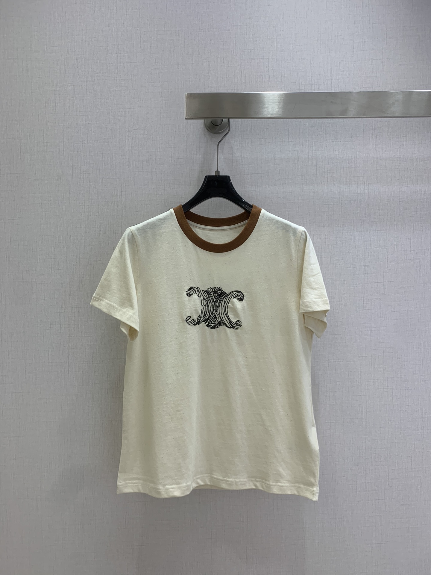 NO:731486,Highly recommended for the early spring of 26, the contrasting color Arc de Triomphe embroidered short-sleeved T-shirt is a small T-shirt with a super retro atmosphere. The embroidered Arc de Triomphe presbyopia on the chest is low-key and exquisite. The neckline hits the caramel collar, which is high-end and old-money. It hits the aesthetic point. The natural cotton shell has a retro texture. Every cotton thread tells a relaxed French story. The upper body is casual and fashionable. Whoever wears it will look better. One color SML code  High quality ABC,,T-shirt,tees,t-shirt,19860909强烈推荐 26早春新款 撞色凯旋门刺绣短袖T恤 超有复古氛围的一款小T,胸前的刺绣的凯旋门老花低调又精致,领口撞焦糖色领子高级又老钱,狠狠的戳中审美.天然棉壳自带复古肌理感,每一根棉线都在诉说松弛的法式故事,上身随性又时髦,谁穿谁好看 一个色 SML码 高品质ABC,,T-shirt,tees，t-shirt,,Women's clothing