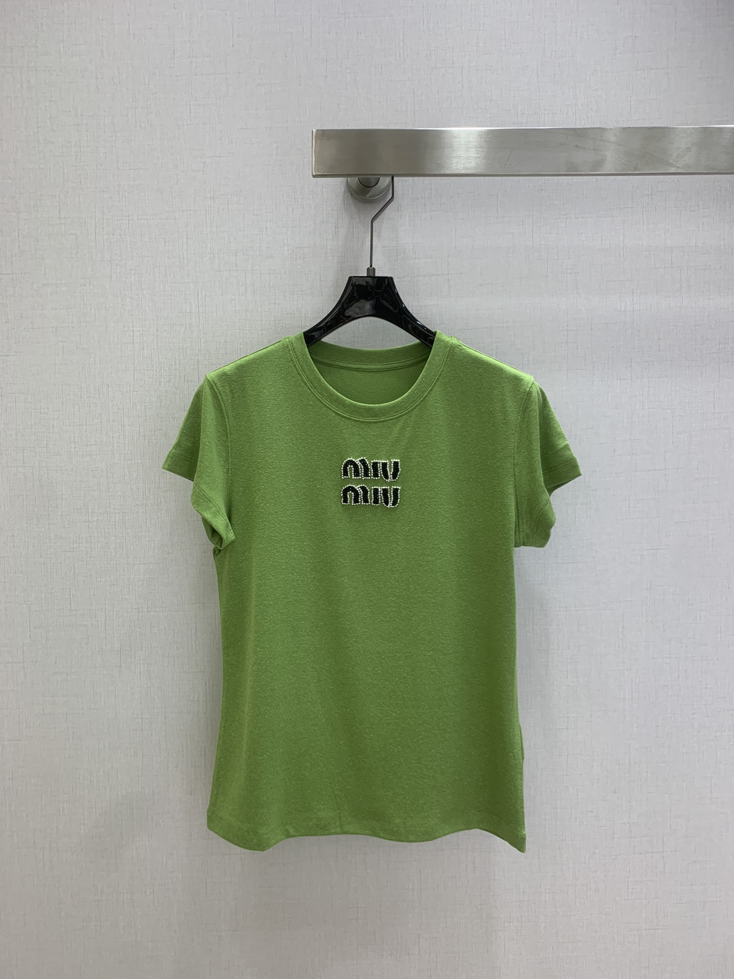 NO:731498,Highly recommended 26 early spring new beaded Tencel linen short-sleeved T-shirt  Classic miu series in English, using hand-made beading technology, glass beads and diamond chains combined with blingbling for exquisiteness and elegance. Exclusively customized fabrics, adding Tencel material to the linen yarn, making the linen softer and more delicate without losing the unique texture of linen  And breathable, the upper body is soft and skin-friendly, and is particularly comfortable. It is gentle to wear alone and versatile in layering. It is an indispensable vitality item in the spring wardrobe. The three colors are all beautiful, the classic white will never go out of style, the fashionable fruit green has a sense of oxygen, and the low-saturated fog purple has a cool atmosphere.  Three colors SML code high quality ABC,,miumiu,T-shirt,tees,t-shirt,19860909强烈推荐 26早春新款 钉珠天丝亚麻短袖T恤 经典的miu系英文,采用手工钉珠工艺,玻璃珠和钻链结合blingbling的精致又显贵.独家定制款面料,亚麻纱线里加入天丝材料,让亚麻更柔软细腻又不失亚麻独特的肌理感和透气性,上身软糯亲肤,特别舒服.单穿温柔,叠穿百搭,是春天衣柜少不了的元气单品,三个颜色都很好看,经典白色永不过时,时髦的果绿色自带氧气感,低饱和的雾紫色清冷氛围感 三个色 SML码 高品质ABC,,miumiu,T-shirt,tees，t-shirt,,Women's clothing