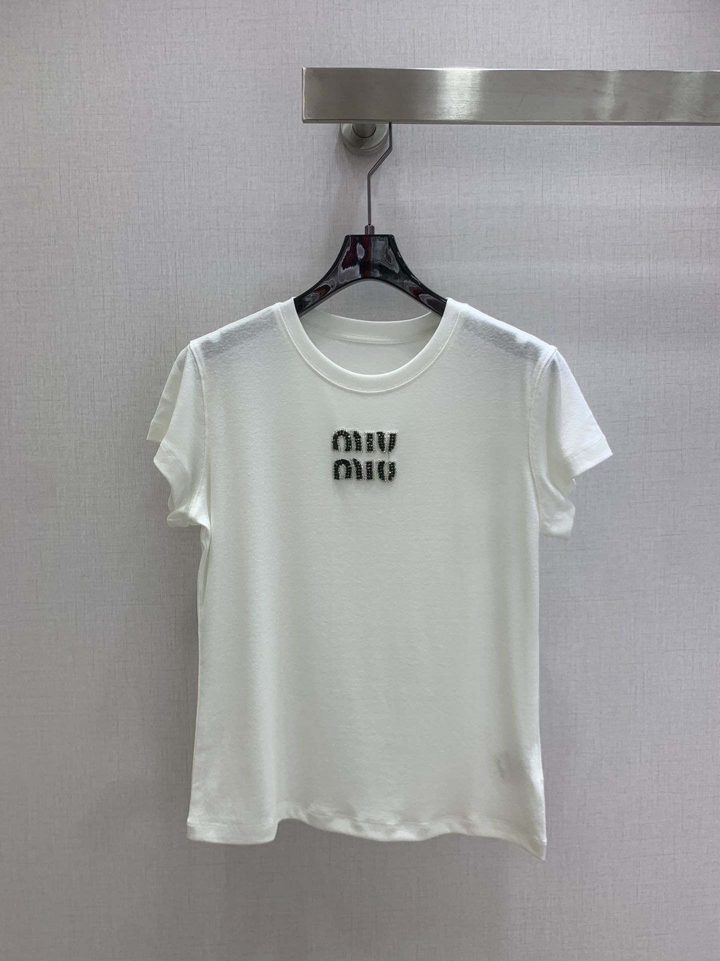 NO:731510,Highly recommended 26 early spring new beaded Tencel linen short-sleeved T-shirt  Classic miu series in English, using hand-made beading technology, glass beads and diamond chains combined with blingbling for exquisiteness and elegance. Exclusively customized fabrics, adding Tencel material to the linen yarn, making the linen softer and more delicate without losing the unique texture of linen  And breathable, the upper body is soft and skin-friendly, and is particularly comfortable. It is gentle to wear alone and versatile in layering. It is an indispensable vitality item in the spring wardrobe. The three colors are all beautiful, the classic white will never go out of style, the fashionable fruit green has a sense of oxygen, and the low-saturated fog purple has a cool atmosphere.  Three colors SML code high quality ABC,,miumiu,T-shirt,tees,t-shirt,19860909强烈推荐 26早春新款 钉珠天丝亚麻短袖T恤 经典的miu系英文,采用手工钉珠工艺,玻璃珠和钻链结合blingbling的精致又显贵.独家定制款面料,亚麻纱线里加入天丝材料,让亚麻更柔软细腻又不失亚麻独特的肌理感和透气性,上身软糯亲肤,特别舒服.单穿温柔,叠穿百搭,是春天衣柜少不了的元气单品,三个颜色都很好看,经典白色永不过时,时髦的果绿色自带氧气感,低饱和的雾紫色清冷氛围感 三个色 SML码 高品质ABC,,miumiu,T-shirt,tees，t-shirt,,Women's clothing