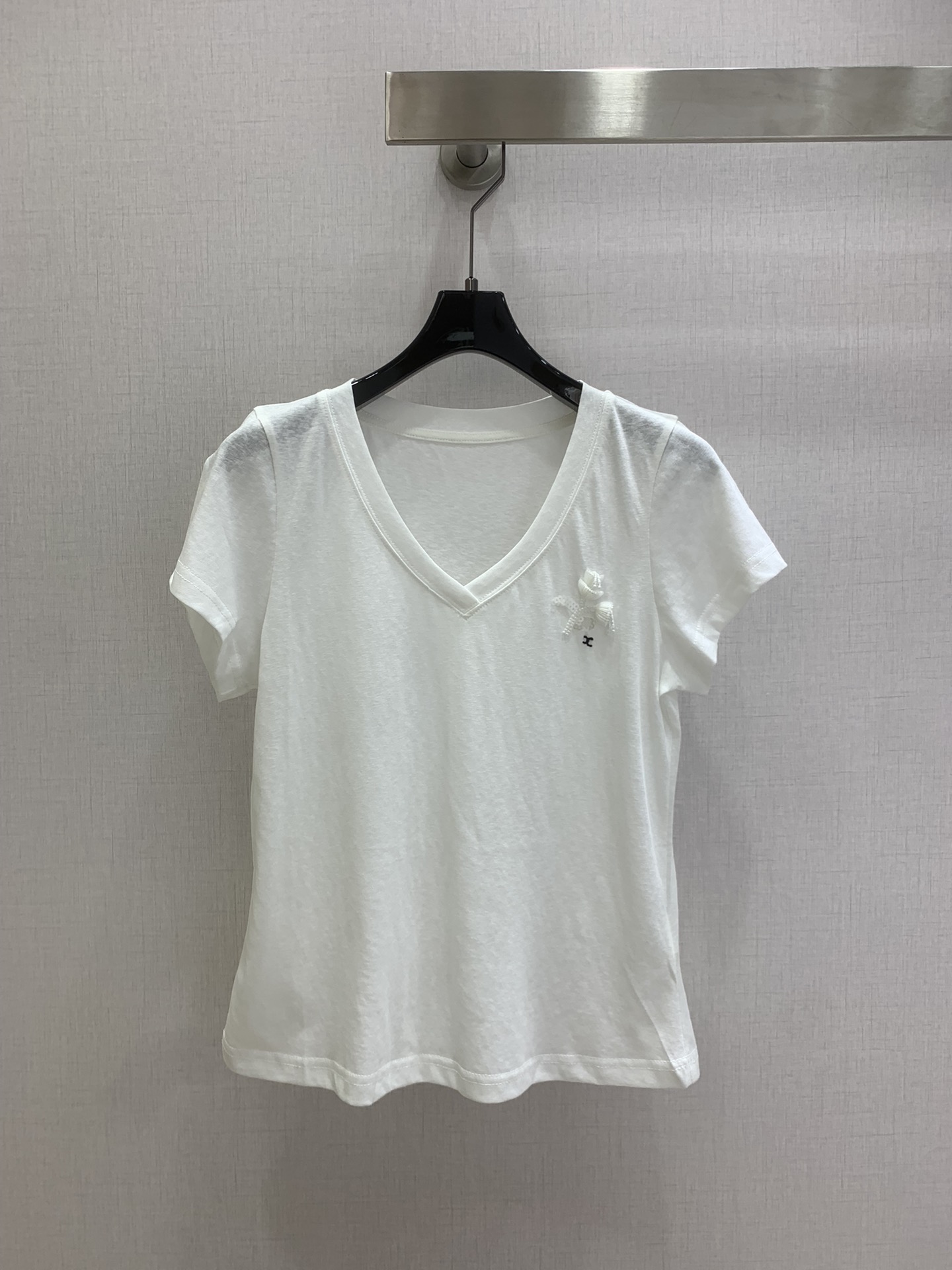 NO:731477,Highly recommended for the early spring of 26, the lily of the valley V-neck short-sleeved T-shirt. I prefer this simple and detailed item. The V-neck modifies the neck line, and is exquisitely embellished with handmade sequins of lily of the valley and hand-embroidered double C logo. It is like hiding a gentle little beauty in daily life. It is a refined style among basic styles. It has a relaxed and fashionable feel when worn casually. It is a healing item that can be worn for a long time. The special texture of linen fabric is very high-end, the upper body is comfortable and breathable, and the small size is very slim. Two colors  SML code high quality ABC,,T-shirt,tees,t-shirt,19860909强烈推荐 26早春新款 铃兰花V领短袖T恤 偏爱这种简约又有细节的单品,V领修饰脖颈线条,手工珠片铃兰花和手绣双C标识精致点缀,像把温柔的小美好藏入日常,是基础款里的精致派,随意穿搭都有松弛的时髦感,是能穿很久的治愈系单品 亚麻面料特别的肌理感很高级,上身舒适透气,小版型很显瘦 两个色 SML码 高品质ABC,,T-shirt,tees，t-shirt,,Women's clothing