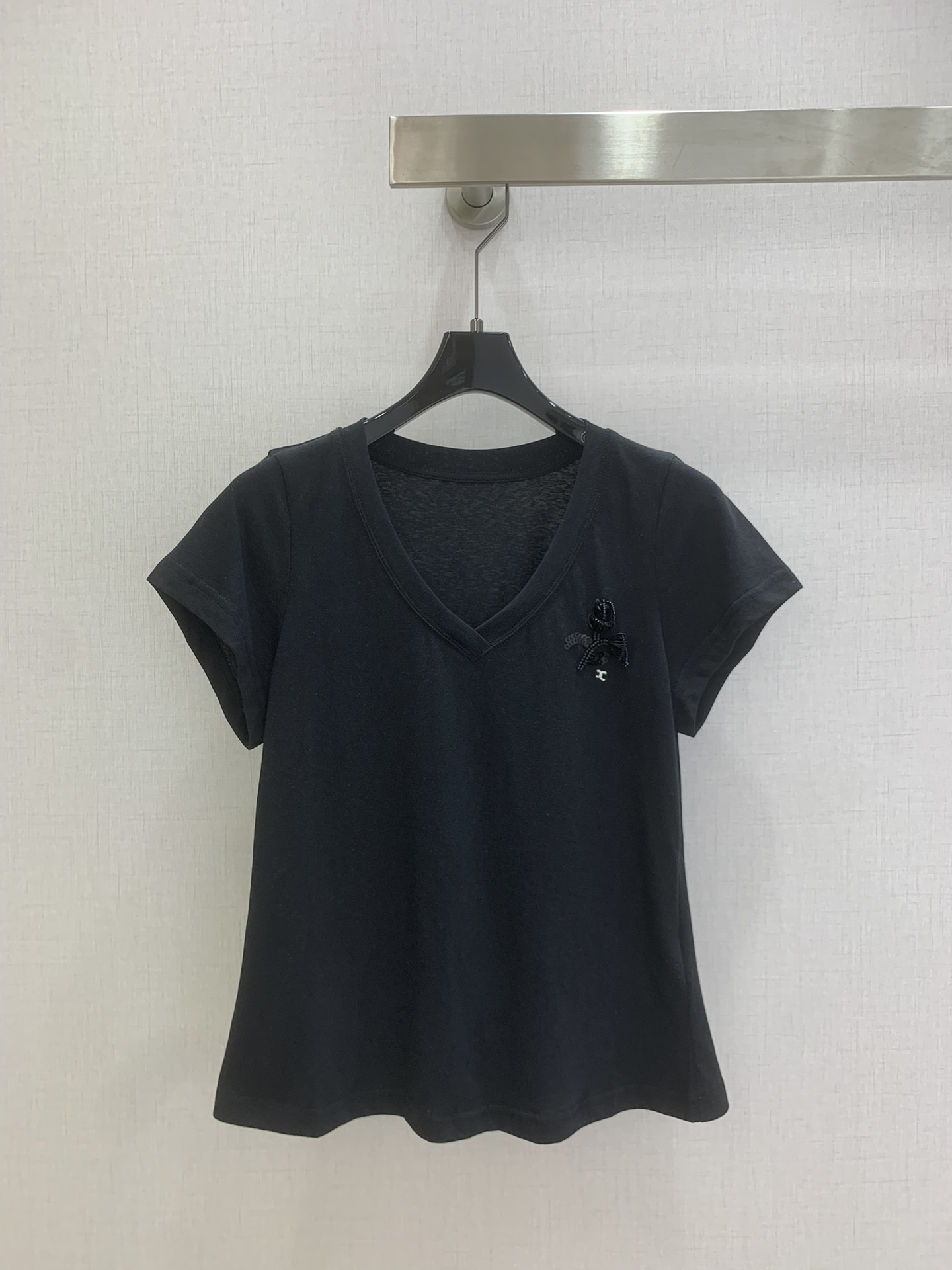 NO:731487,Highly recommended for the early spring of 26, the lily of the valley V-neck short-sleeved T-shirt. I prefer this simple and detailed item. The V-neck modifies the neck line, and is exquisitely embellished with handmade sequins of lily of the valley and hand-embroidered double C logo. It is like hiding a gentle little beauty in daily life. It is a refined style among basic styles. It has a relaxed and fashionable feel when worn casually. It is a healing item that can be worn for a long time. The special texture of linen fabric is very high-end, the upper body is comfortable and breathable, and the small size is very slim. Two colors  SML code high quality ABC,,T-shirt,tees,t-shirt,19860909强烈推荐 26早春新款 铃兰花V领短袖T恤 偏爱这种简约又有细节的单品,V领修饰脖颈线条,手工珠片铃兰花和手绣双C标识精致点缀,像把温柔的小美好藏入日常,是基础款里的精致派,随意穿搭都有松弛的时髦感,是能穿很久的治愈系单品 亚麻面料特别的肌理感很高级,上身舒适透气,小版型很显瘦 两个色 SML码 高品质ABC,,T-shirt,tees，t-shirt,,Women's clothing