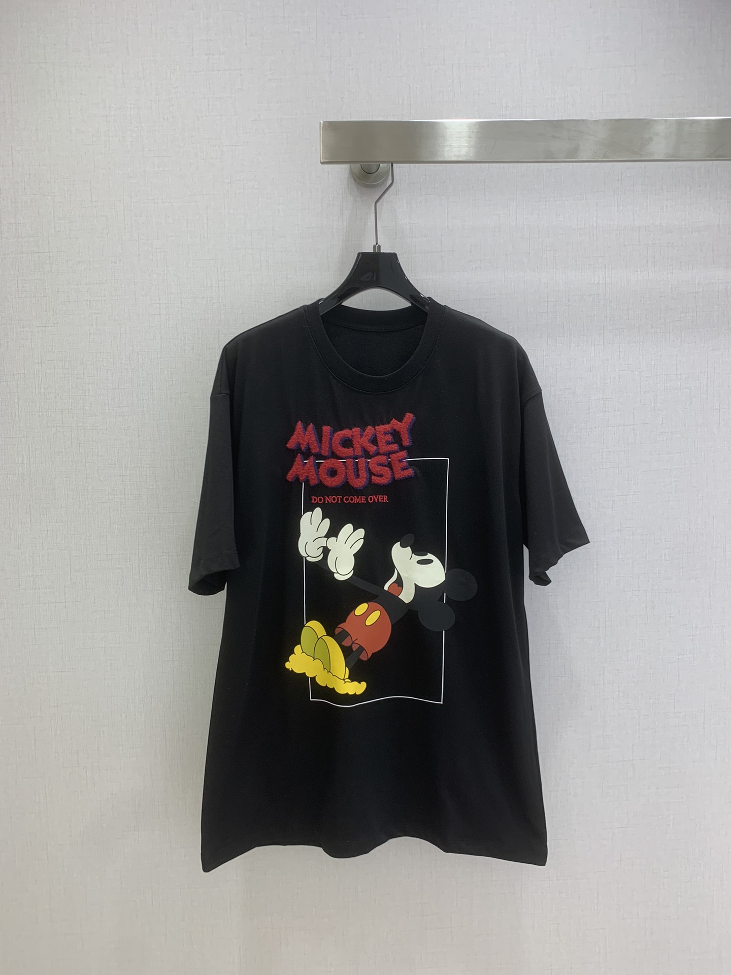 NO:731512,Highly recommended for the early spring of 26, the new Scary Mickey short-sleeved T-shirt. The childlike romance hidden in the Disney style Mickey T-shirt ~ This large version is also very suitable for wearing with the bottom shirt missing. The scary Mickey print is cute and cute. The English on the top is embroidered with three-dimensional velvet and is super textured. The upper body is age-reducing and fashionable. High-weight double yarn fabric. Three colors SML code. High-quality ABC, T-shirt, tees, t-shirt,19860909强烈推荐 26早春新款 惊恐米奇短袖T恤 藏在迪士尼风米奇T恤里的童趣浪漫～这款大版型也太适合下衣失踪穿法了,惊恐状的米奇印花可可爱爱,上面英文采用立体天丝绒刺绣超有质感.上身减龄又时髦,高克重双纱面料 三个色 SML码 高品质ABC,,T-shirt,tees，t-shirt,,Women's clothing