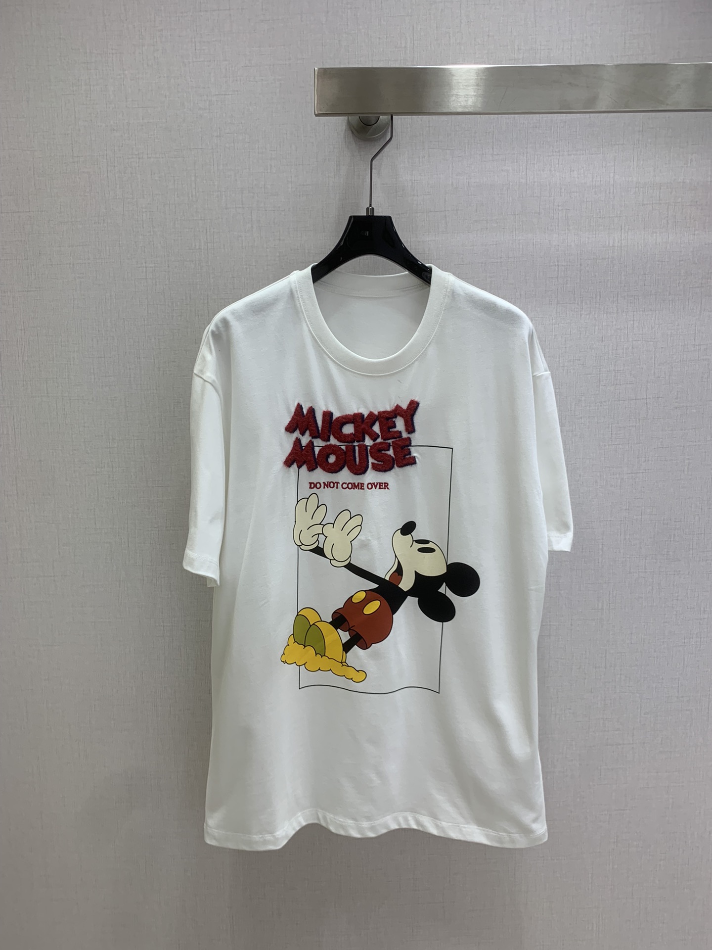 NO:731500,Highly recommended for the early spring of 26, the new Scary Mickey short-sleeved T-shirt. The childlike romance hidden in the Disney style Mickey T-shirt ~ This large version is also very suitable for wearing with the bottom shirt missing. The scary Mickey print is cute and cute. The English on the top is embroidered with three-dimensional velvet and is super textured. The upper body is age-reducing and fashionable. High-weight double yarn fabric. Three colors SML code. High-quality ABC, T-shirt, tees, t-shirt,19860909强烈推荐 26早春新款 惊恐米奇短袖T恤 藏在迪士尼风米奇T恤里的童趣浪漫～这款大版型也太适合下衣失踪穿法了,惊恐状的米奇印花可可爱爱,上面英文采用立体天丝绒刺绣超有质感.上身减龄又时髦,高克重双纱面料 三个色 SML码 高品质ABC,,T-shirt,tees，t-shirt,,Women's clothing