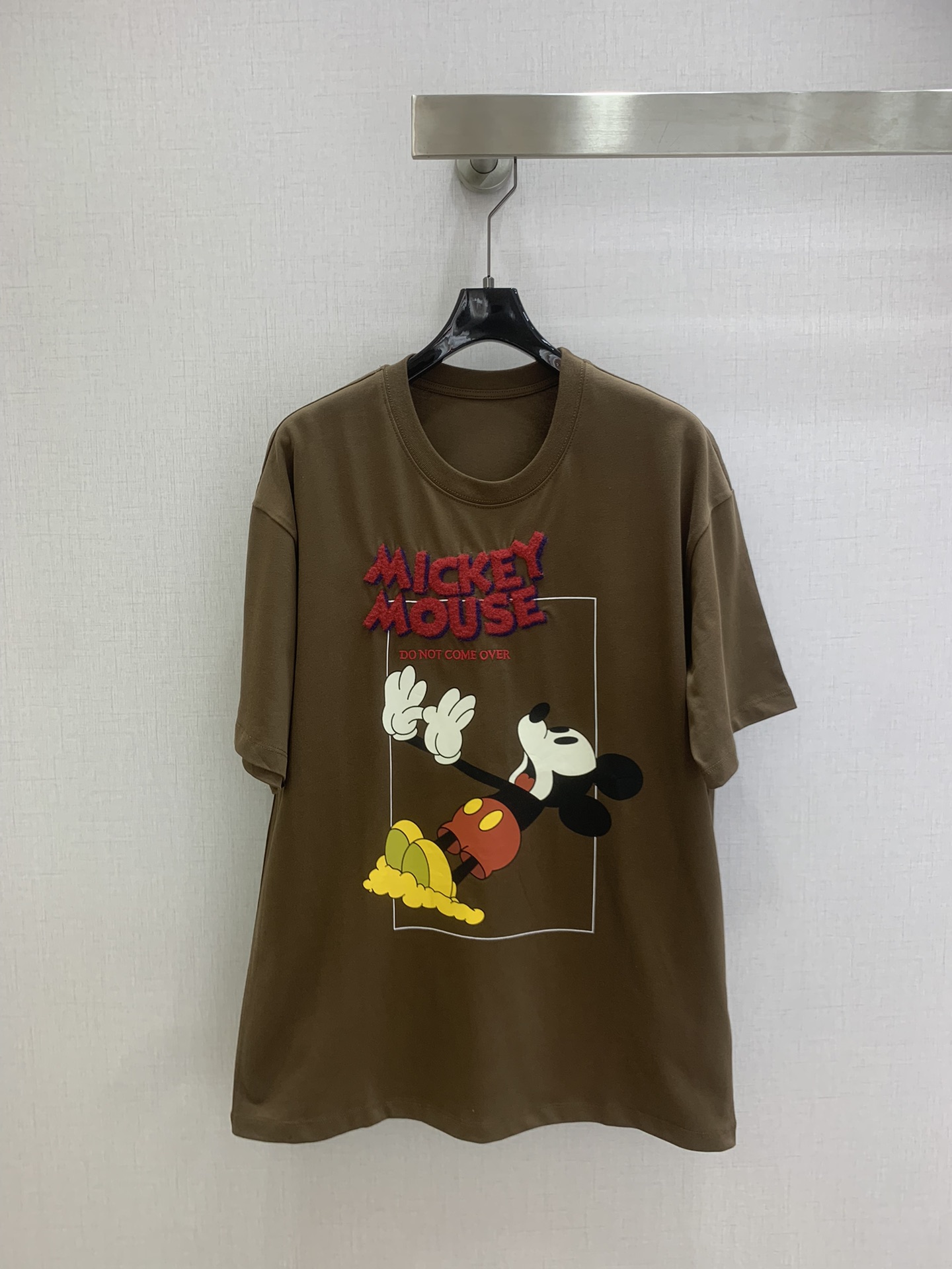 NO:731524,Highly recommended for the early spring of 26, the new Scary Mickey short-sleeved T-shirt. The childlike romance hidden in the Disney style Mickey T-shirt ~ This large version is also very suitable for wearing with the bottom shirt missing. The scary Mickey print is cute and cute. The English on the top is embroidered with three-dimensional velvet and is super textured. The upper body is age-reducing and fashionable. High-weight double yarn fabric. Three colors SML code. High-quality ABC, T-shirt, tees, t-shirt,19860909强烈推荐 26早春新款 惊恐米奇短袖T恤 藏在迪士尼风米奇T恤里的童趣浪漫～这款大版型也太适合下衣失踪穿法了,惊恐状的米奇印花可可爱爱,上面英文采用立体天丝绒刺绣超有质感.上身减龄又时髦,高克重双纱面料 三个色 SML码 高品质ABC,,T-shirt,tees，t-shirt,,Women's clothing