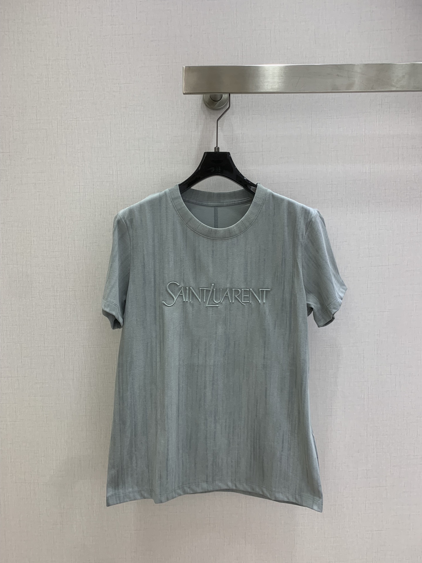 NO:731532,Highly recommended 26 early spring new embroidered letter short-sleeved T-shirt, made of light cotton fabric, soft and breathable, super comfortable to wear in summer!  Brand embroidered logo on the chest, simple and recognizable round neck design + loose tailoring, adaptable to a variety of body shapes, suitable for wearing alone or layered. Pair it with light-colored jeans or white items, and you can easily get a minimalist style!  Three colors SML code high quality ABC,,jeans,T-shirt,tees,t-shirt,19860909强烈推荐 26早春新款 刺绣字母短袖T恤 ,采用轻薄棉质面料,柔软透气,夏天穿超舒服！胸前品牌刺绣logo,简约又有辨识度圆领设计+宽松剪裁,包容多种身材,单穿或内搭都很OK.搭配浅色牛仔裤或白色单品,轻松get极简风穿搭！三个色 SML码 高品质ABC,,jeans,T-shirt,tees，t-shirt,,Women's clothing